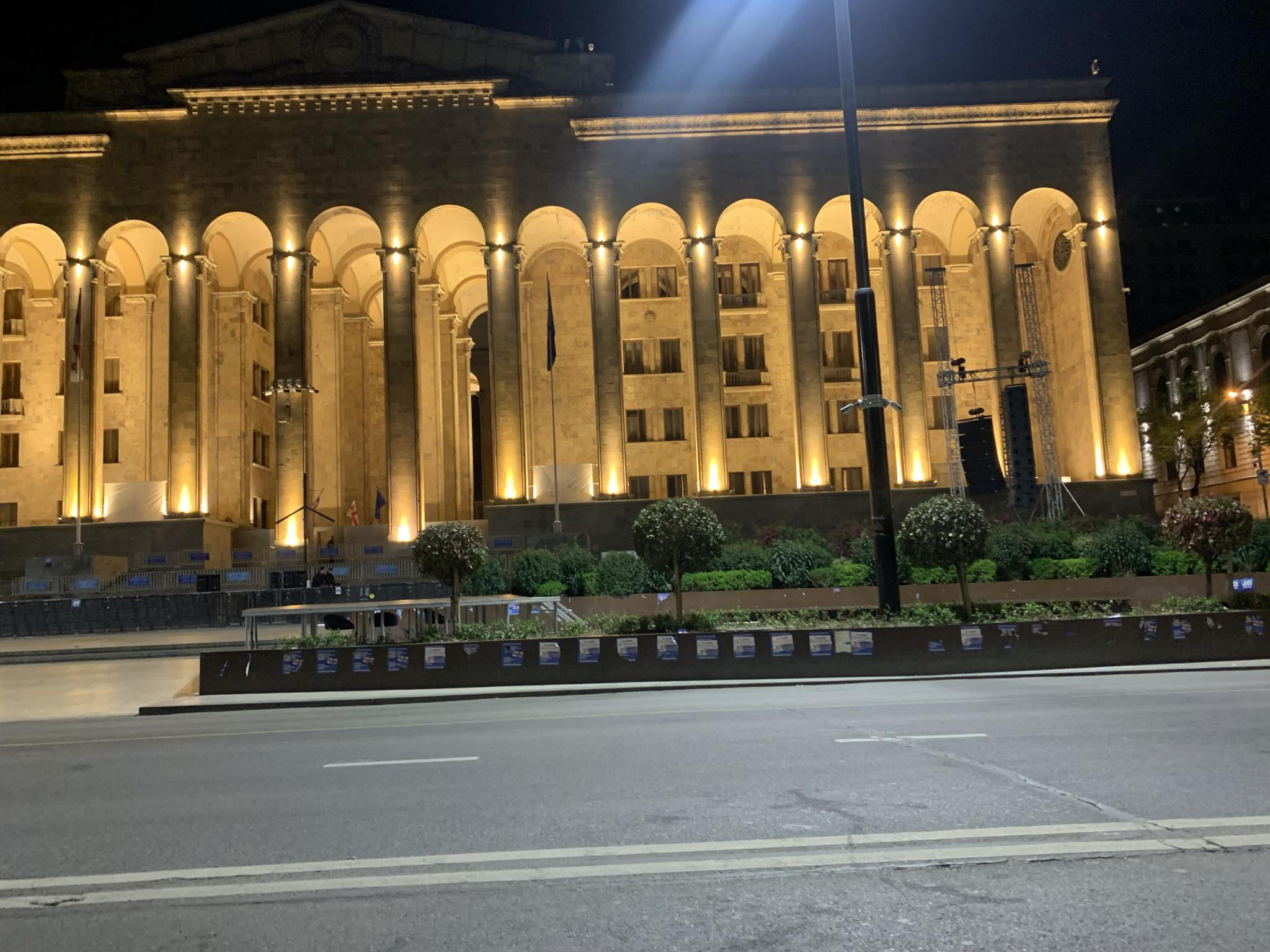 რუსთაველის გამზირზე საავტომობილო მოძრაობა აღდგა