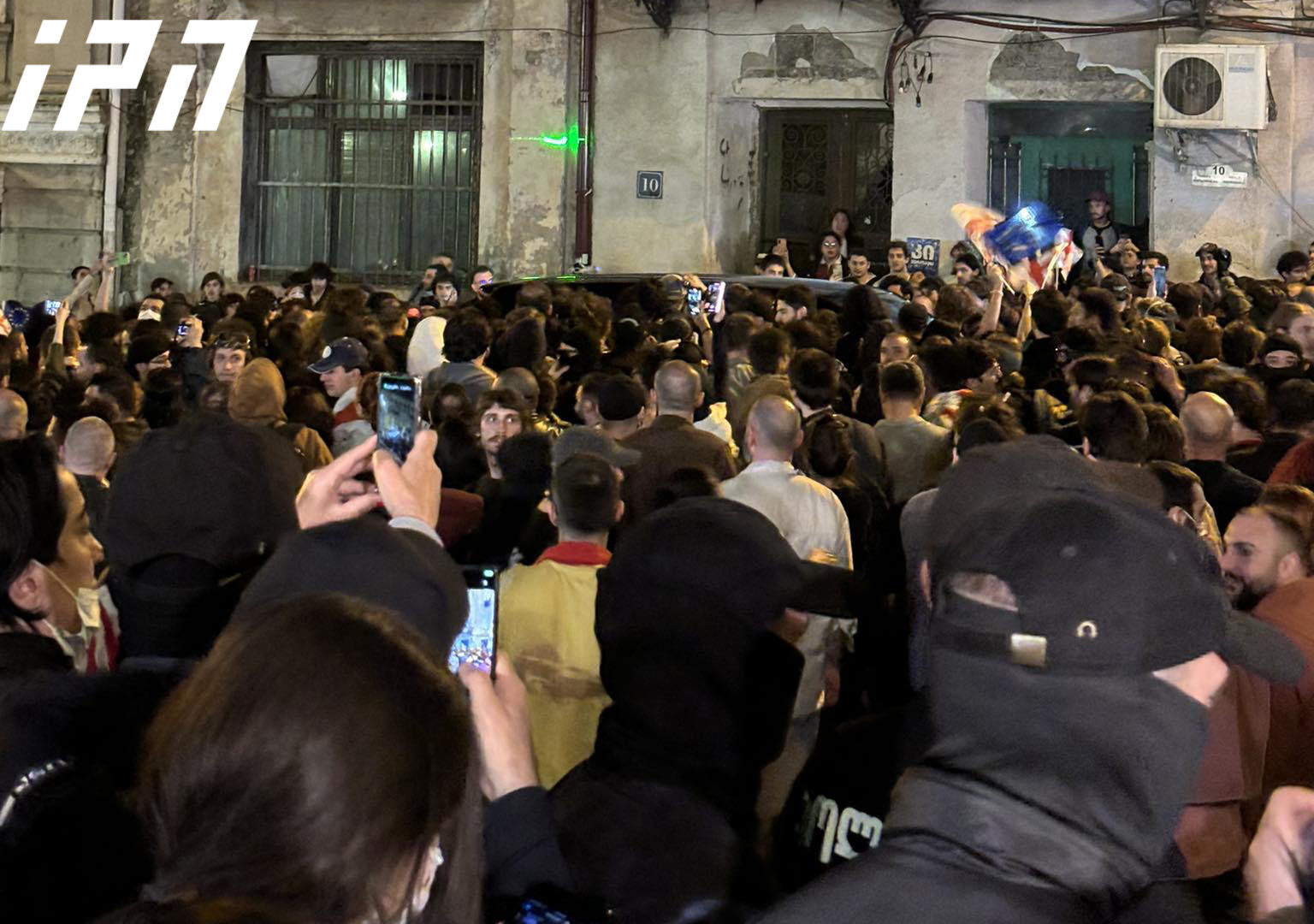 აქციის მონაწილეებმა, ინგოროყვას ქუჩაზე, ალყაში მოაქციეს ჯიპი, რომელიც მათივე აზრით, სამთავრობო ავტომანქანა იყო