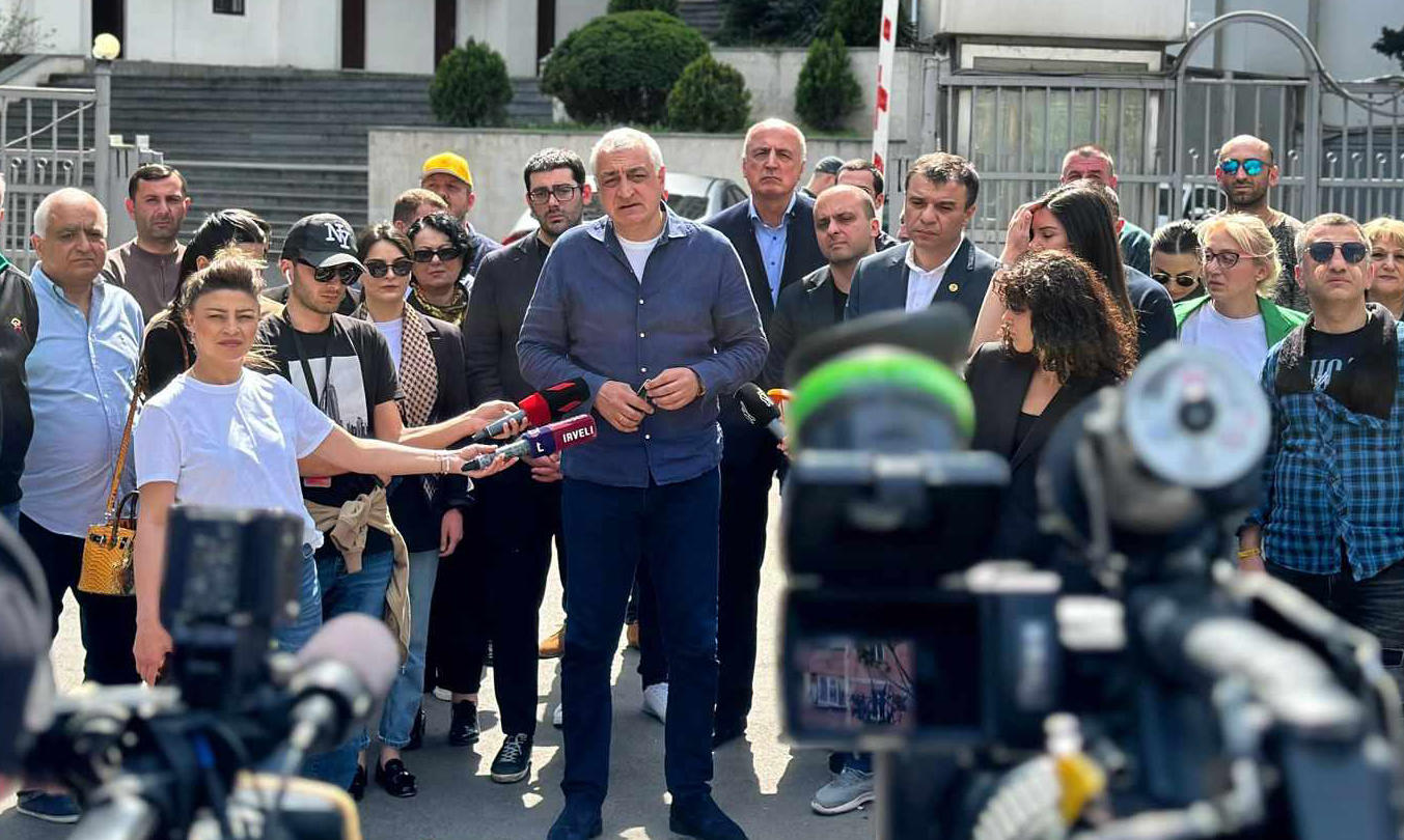 მამუკა ხაზარაძე - ჩვენ შევიკრიბეთ პოლიციის სამმართველოსთან, რათა მკაფიოდ დავაფიქსიროთ ირაკლი კუპრაძის მიმართ მხარდაჭერა - საზოგადოებას მინდა ვუთხრა, რომ ეს ბრძოლა არის მხოლოდ და მხოლოდ დასაწყისი