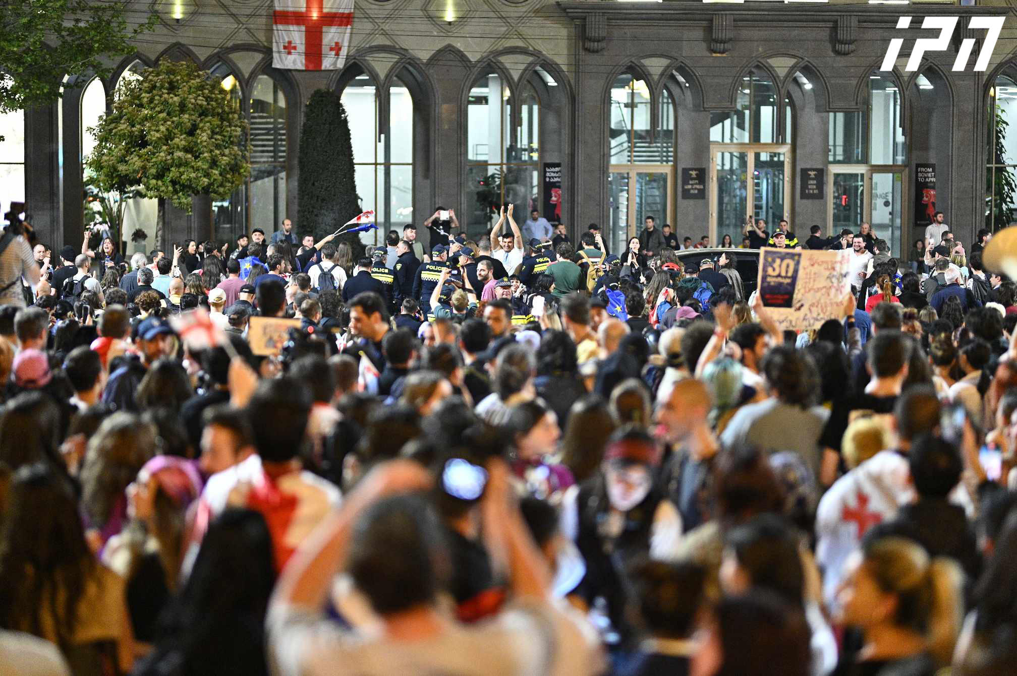 პარლამენტთან დღეს „უცხოური გავლენის გამჭვირვალობის შესახებ“ კანონპროექტის საწინააღმდეგო ორი აქცია გაიმართება