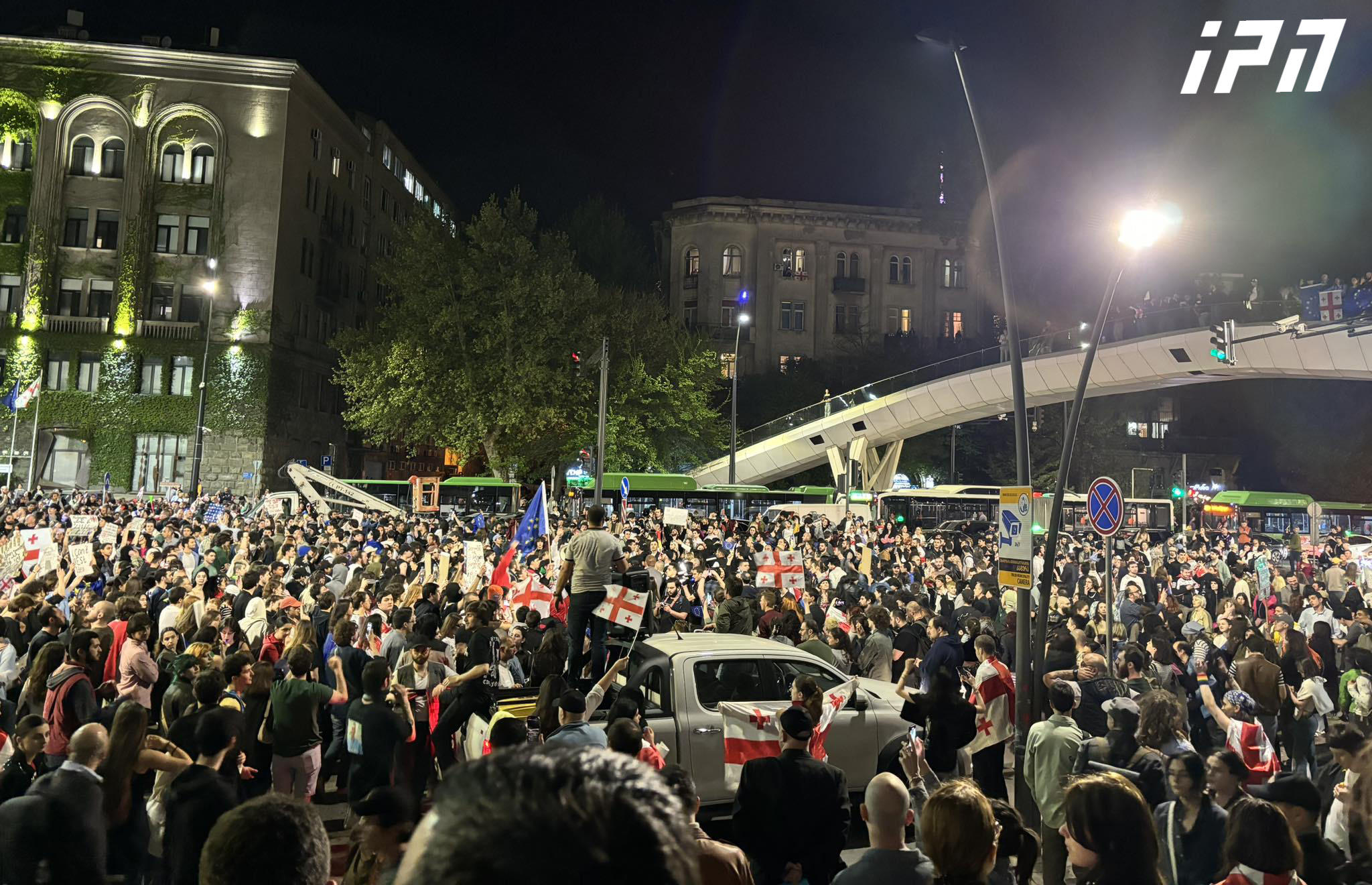 „უცხოური გავლენის გამჭვირვალობის შესახებ“ კანონპროექტის საწინააღმდეგო აქციის მონაწილეებმა იუსტიციის სახლთან გზის სავალი ნაწილი გადაკეტეს