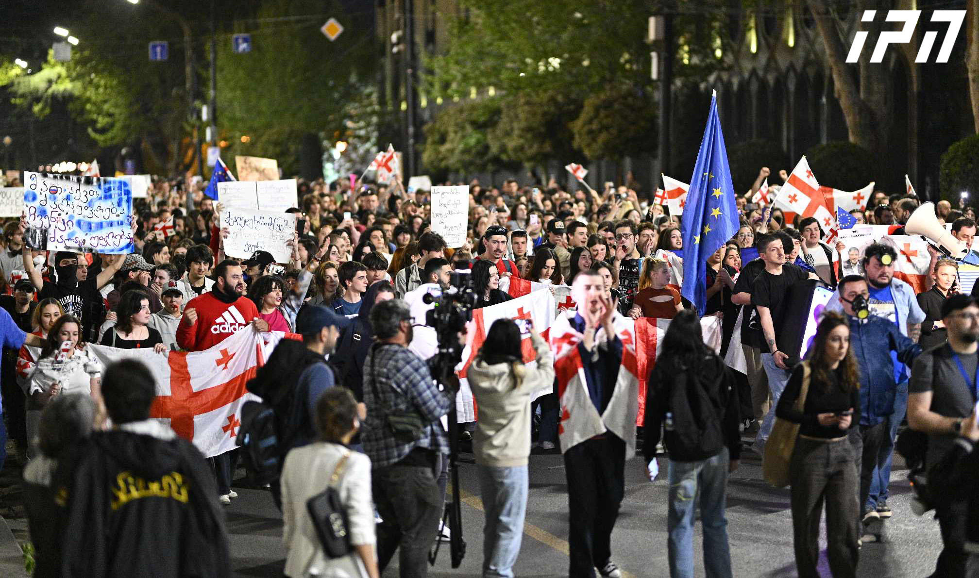 „უცხოური გავლენის გამჭვირვალობის შესახებ“ კანონპროექტის საწინააღმდეგო აქციის მონაწილეები რუსთაველის გამზირიდან იუსტიციის სახლამდე მსვლელობით მიდიან
