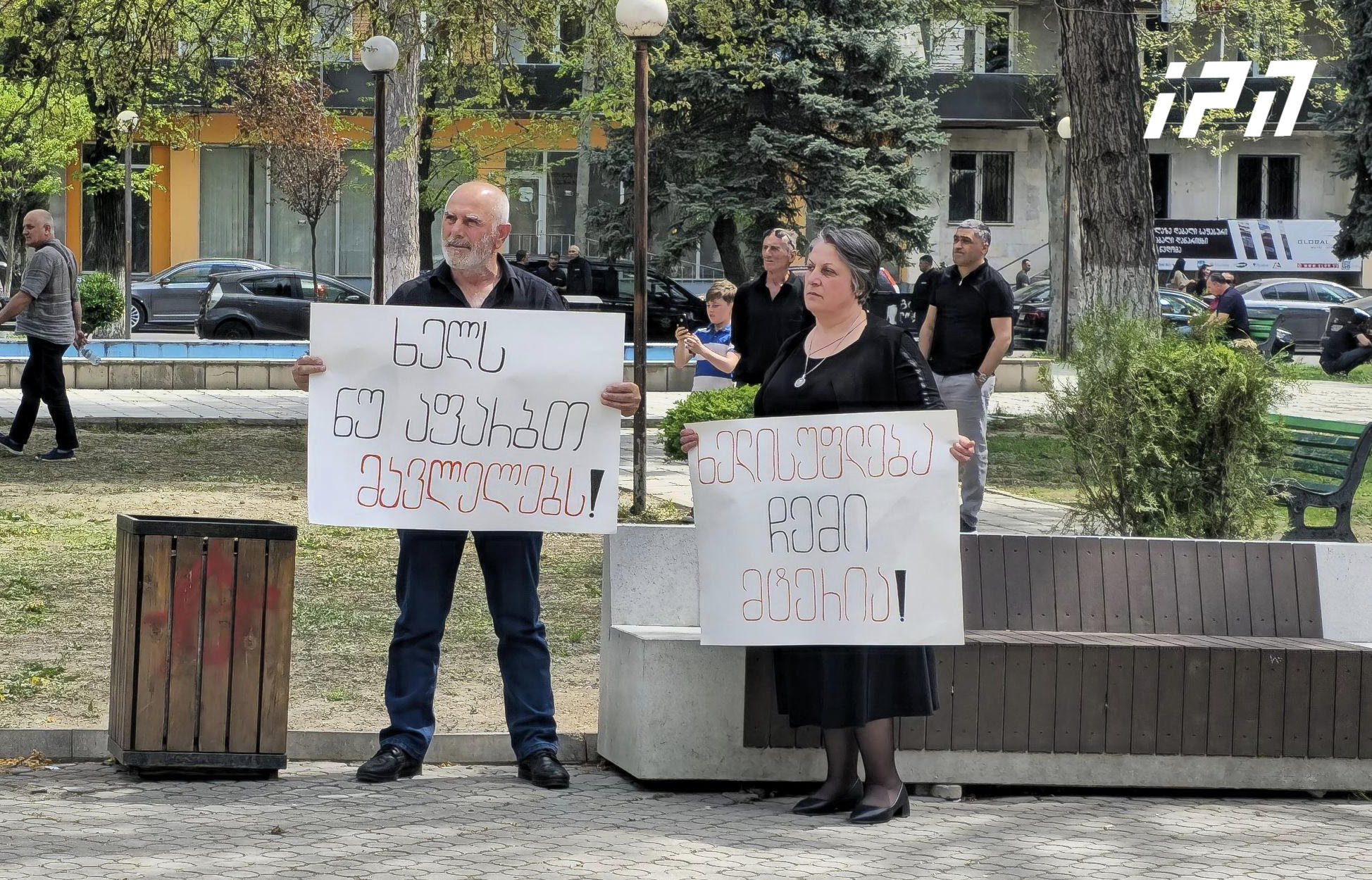 6 წლის წინ გარდაცვლილი თორნიკე მერებაშვილის მშობლები „ქართული ოცნების“ ლიდერებს გორში პლაკატებით დახვდნენ