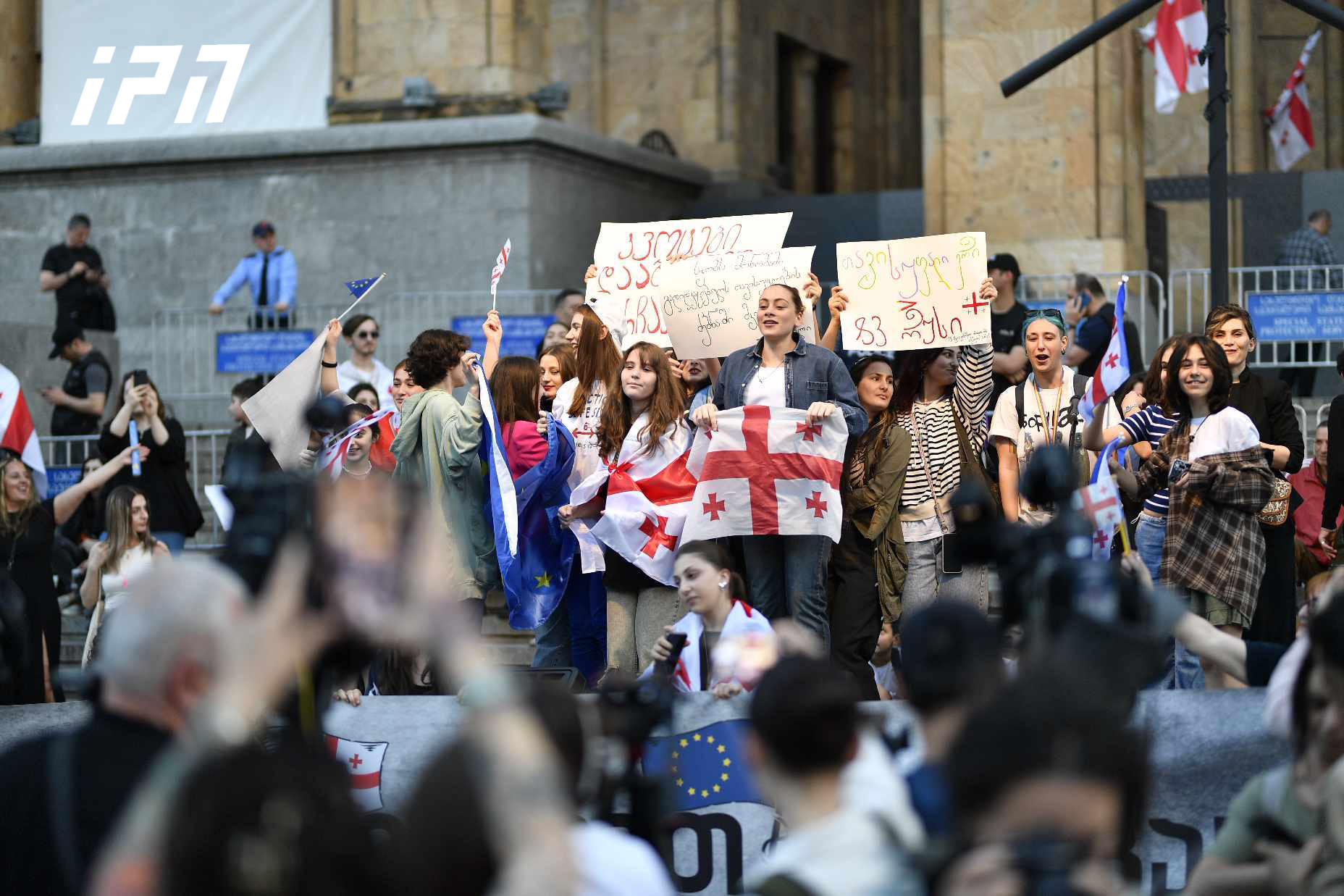აქციის მონაწილეები, რომლებიც პარლამენტთან ე.წ. რუსულ კანონს აპროტესტებდნენ მსვლელობით პრეზიდენტის სასახლისკენ მიემართებიან