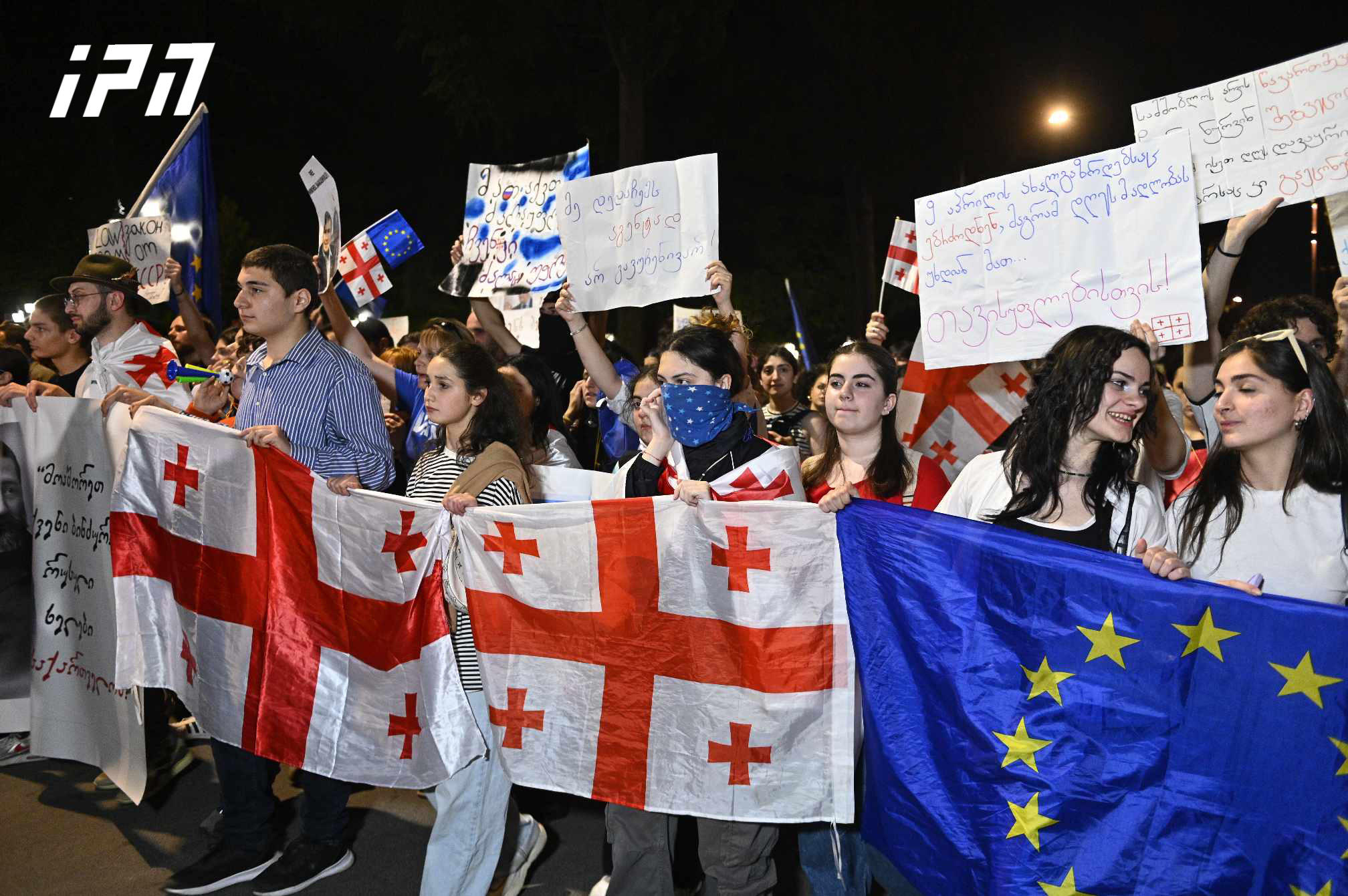 საპროტესტო აქციის მონაწილეები, პრეზიდენტის ადმინისტრაციიდან მსვლელობით სანაპიროსკენ მიემართებიან, რის შემდეგაც, მთაწმინდის პანთეონში მისვლას გეგმავენ