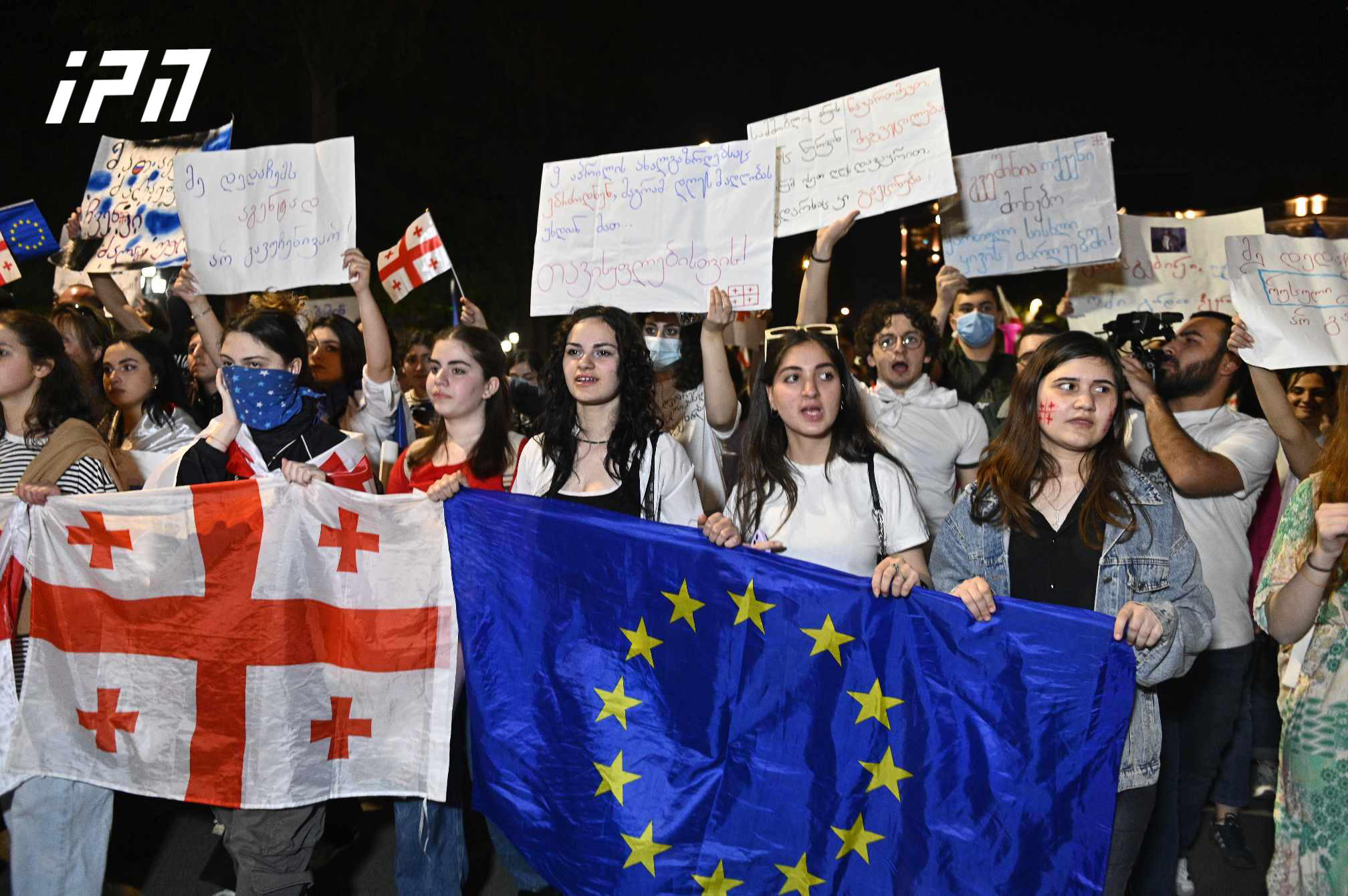 საპროტესტო აქციის მონაწილეები, რომლებიც მთავრობის კანცელარიასთან იყვნენ შეკრებილები, მსვლელობით პარლამენტისკენ მიემართებიან