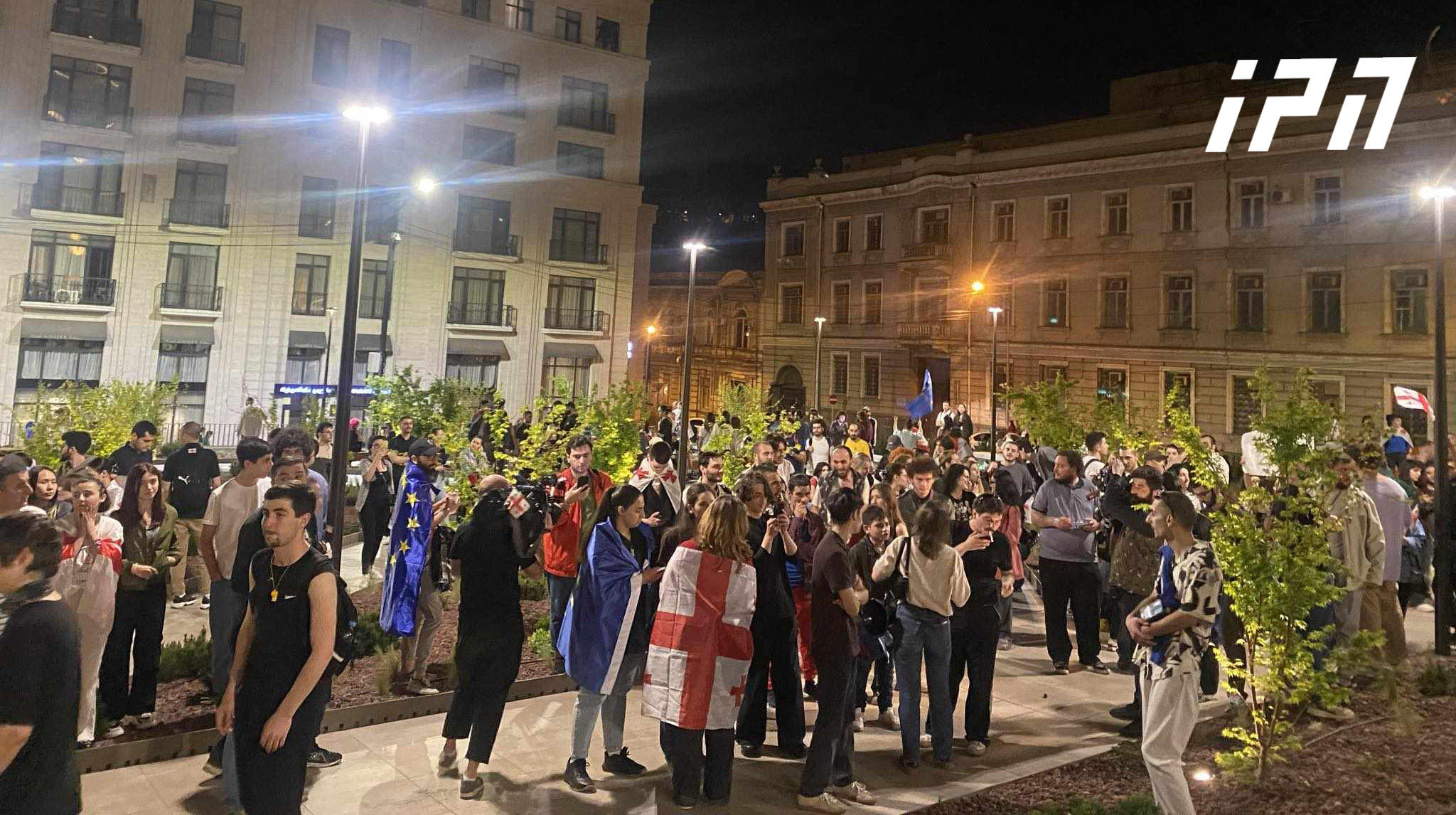 აქციის მონაწილეები პრეზიდენტის სასახლიდან მსვლელობით მთავრობის ადმინისტრაციასთან მივიდნენ