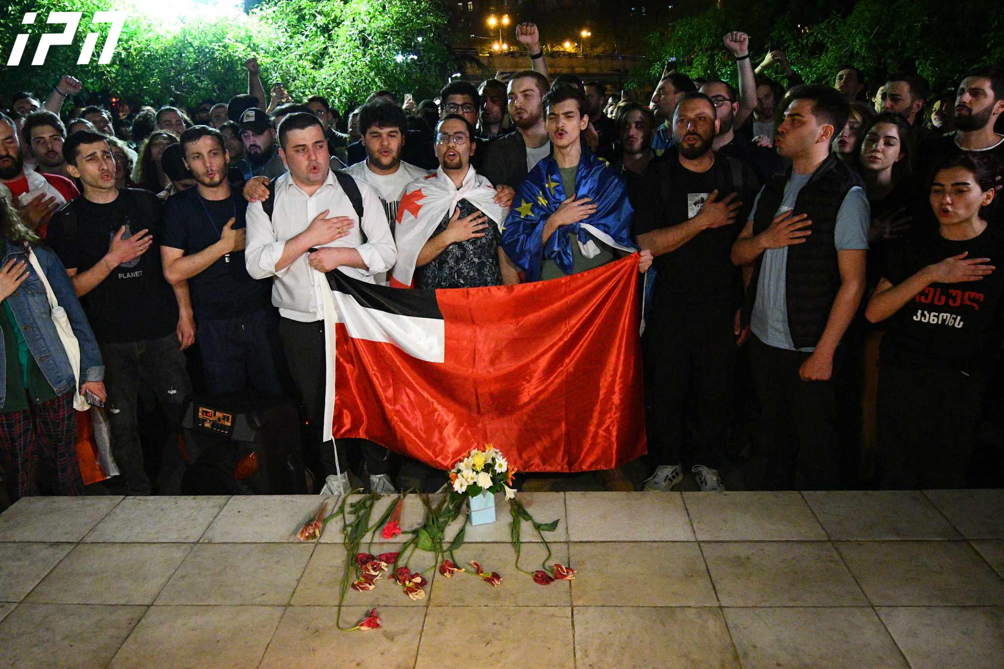 „უცხოური გავლენის გამჭვირვალობის შესახებ“ კანონპროექტის საწინააღმდეგო აქციის მონაწილეები - გმირთა მოედანზე მოვედით, რათა დავდოთ ფიცი, რომ ამ კანონს ვერ მიიღებენ