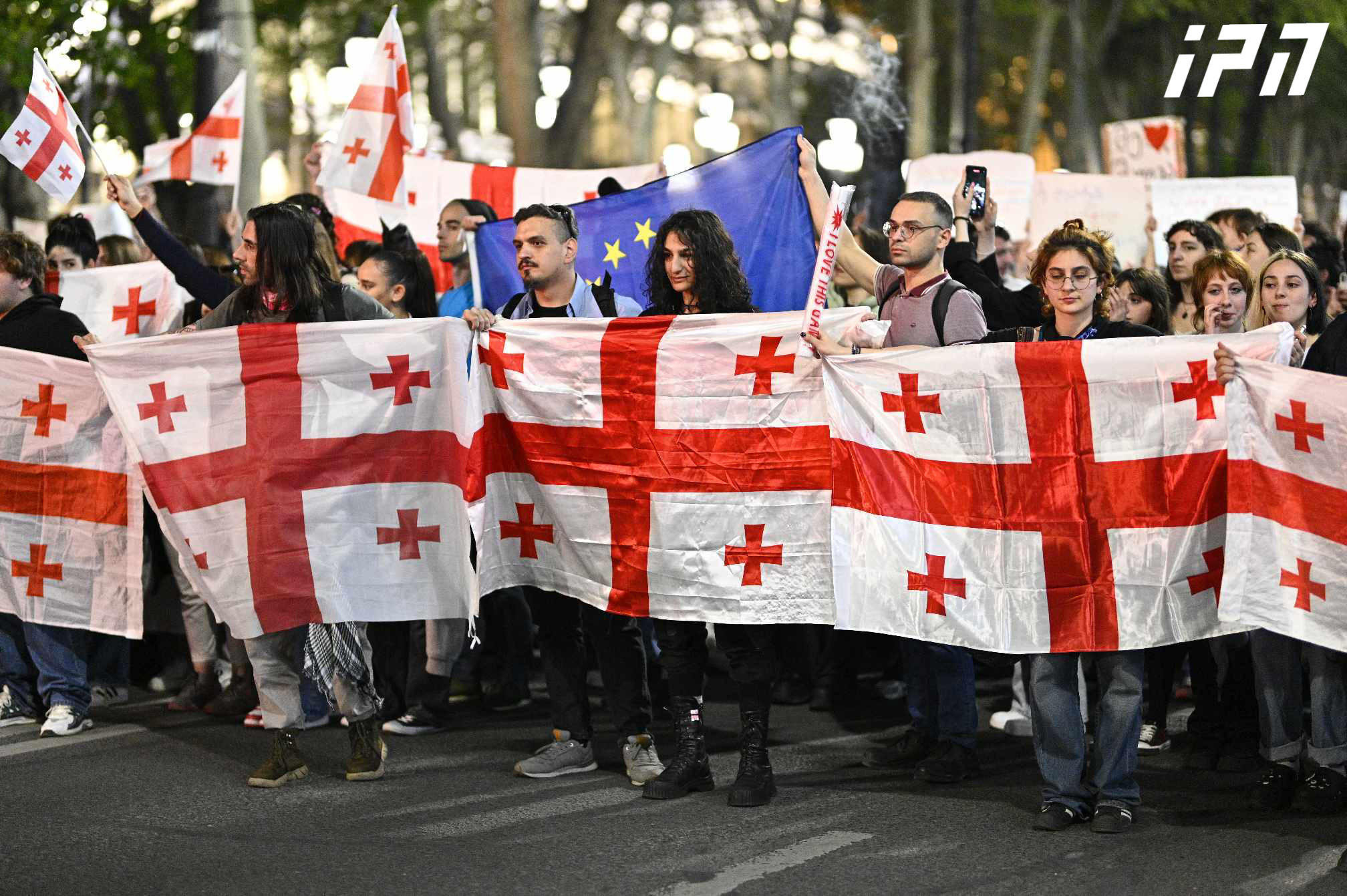 ახალგაზრდები პარლამენტთან საპროტესტო აქციას დღესაც გამართავენ