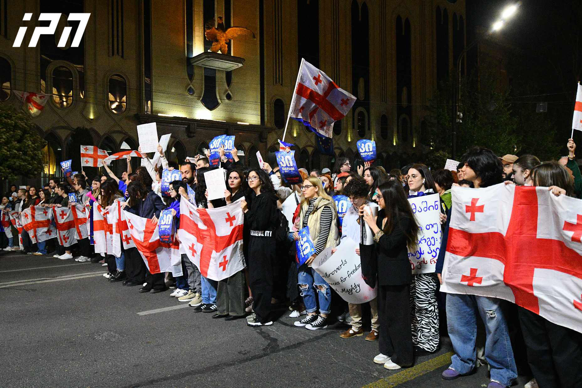 აქციის მონაწილეები მსვლელობით უზენაესი სასამართლოსკენ მიემართებიან - ისინი სკანდირებენ: “არა რუსულ კანონს, კი ევროპას”, ”არა ოფშორულ კანონს”