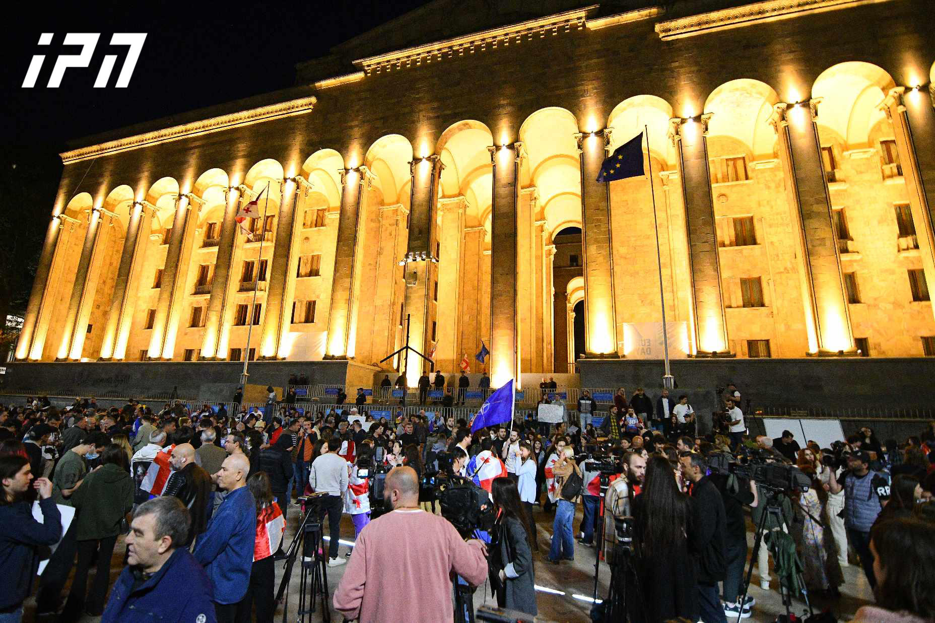 პარლამენტთან “უცხოური გავლენის გამჭვირვალობის შესახებ“ კანონპროექტის წინააღმდეგ მოქალაქეები იკრიბებიან