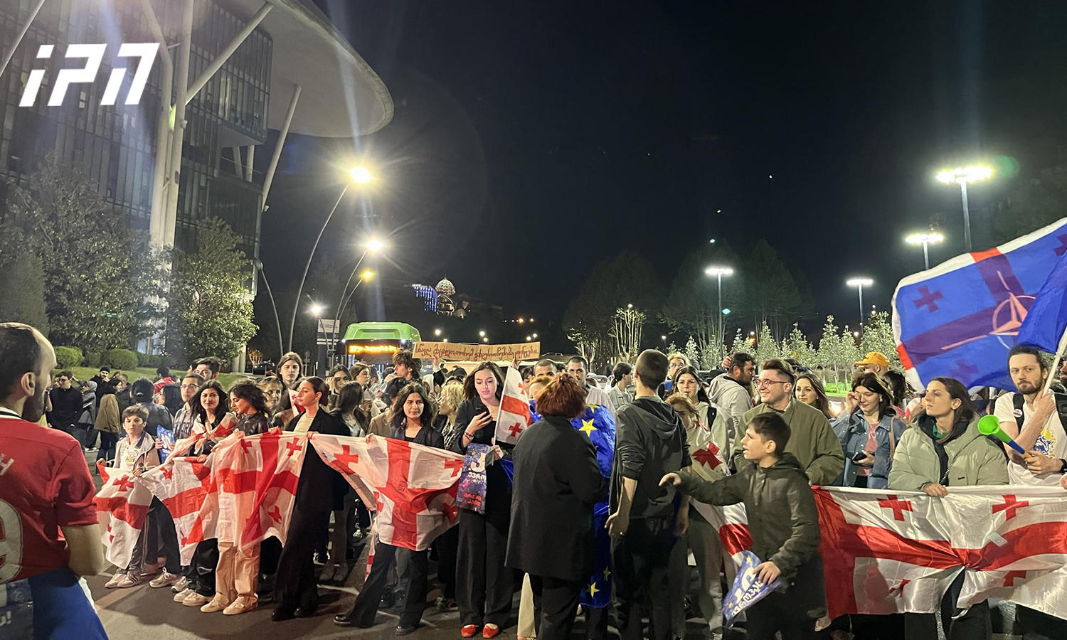 “უცხოური გავლენის გამჭვირვალობის შესახებ“ კანონპროექტის საწინააღმდეგო აქციის მონაწილეებმა იუსტიციის სახლთან გზის სავალი ნაწილი გადაკეტეს