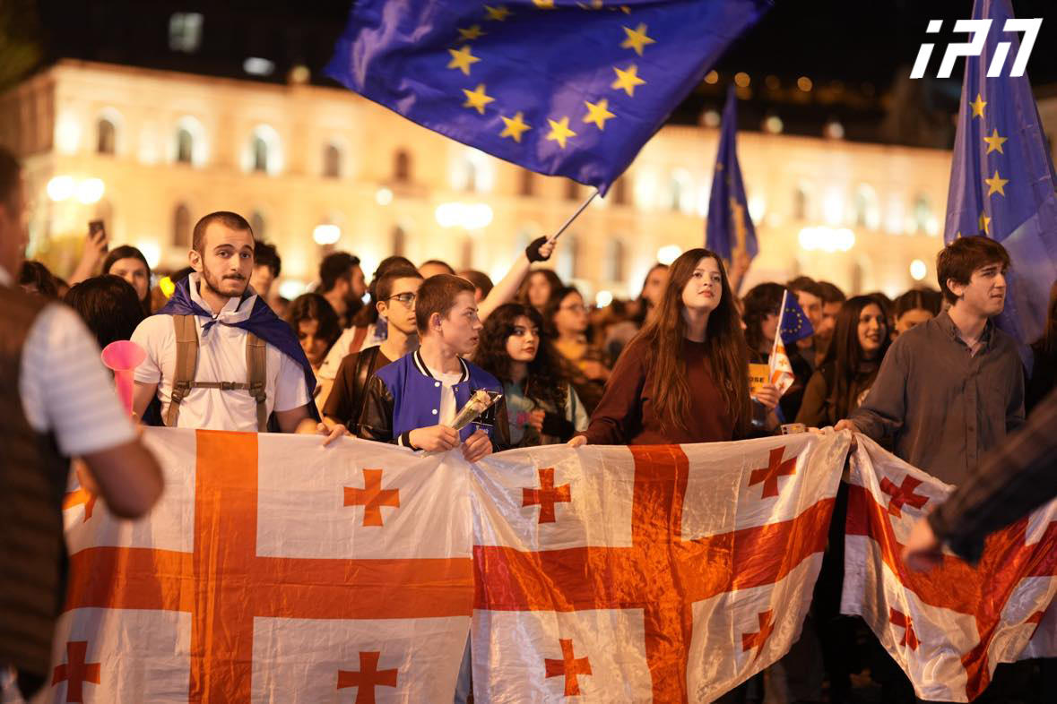 ახალგაზრდები, რომლებიც „უცხოური გავლენის გამჭვირვალობის შესახებ“ კანონპროექტს აპროტესტებენ,  “ქართული ოცნების” ოფისთან მივიდნენ - ტერიტორიაზე პოლიციას კორდონი აქვს გაკეთებული