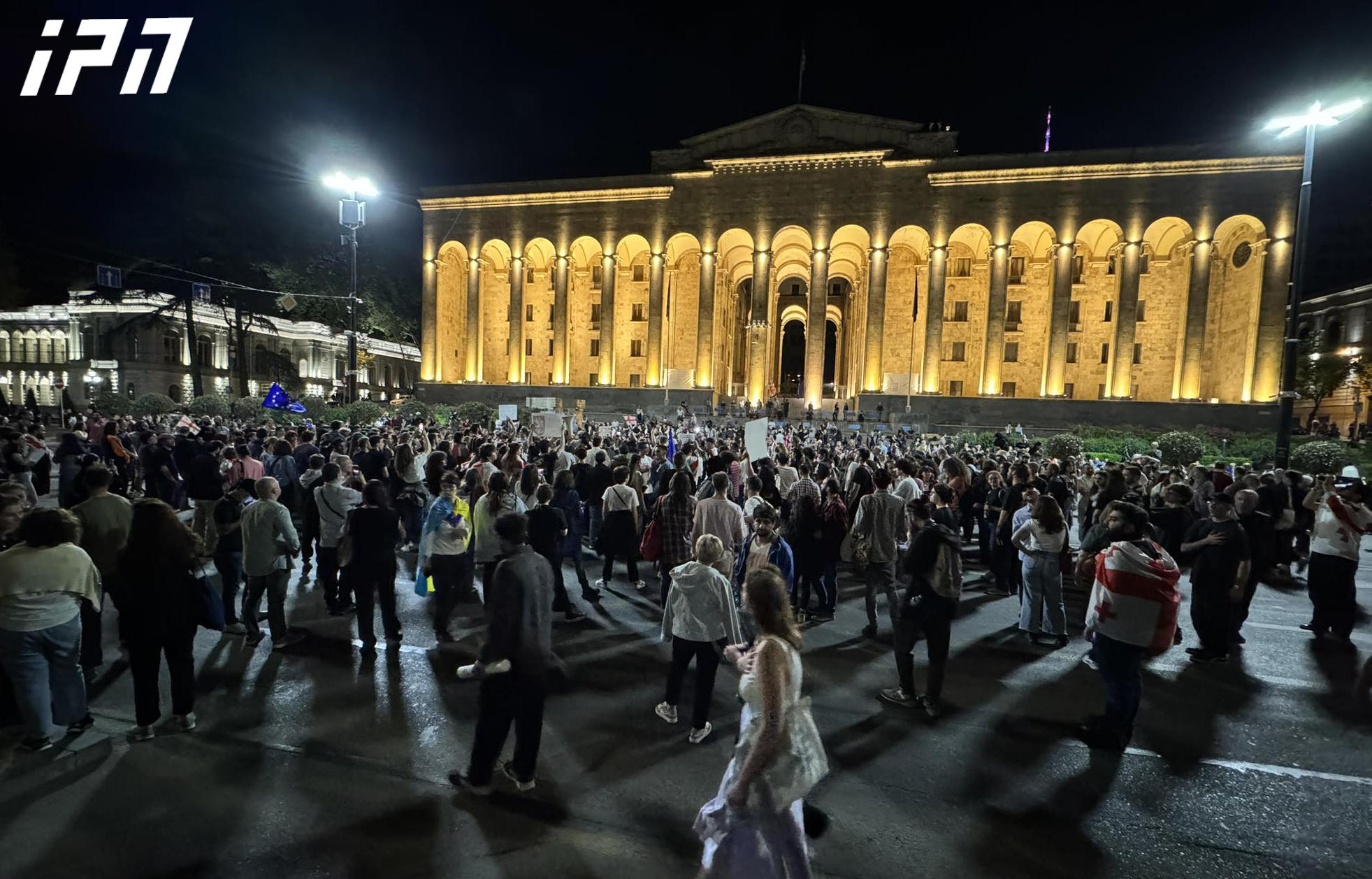 პარლამენტთან “უცხოური გავლენის გამჭვირვალობის შესახებ” კანონპროექტის წინააღმდეგ პროტესტი გრძელდება - გადაკეტილია რუსთაველის გამზირი