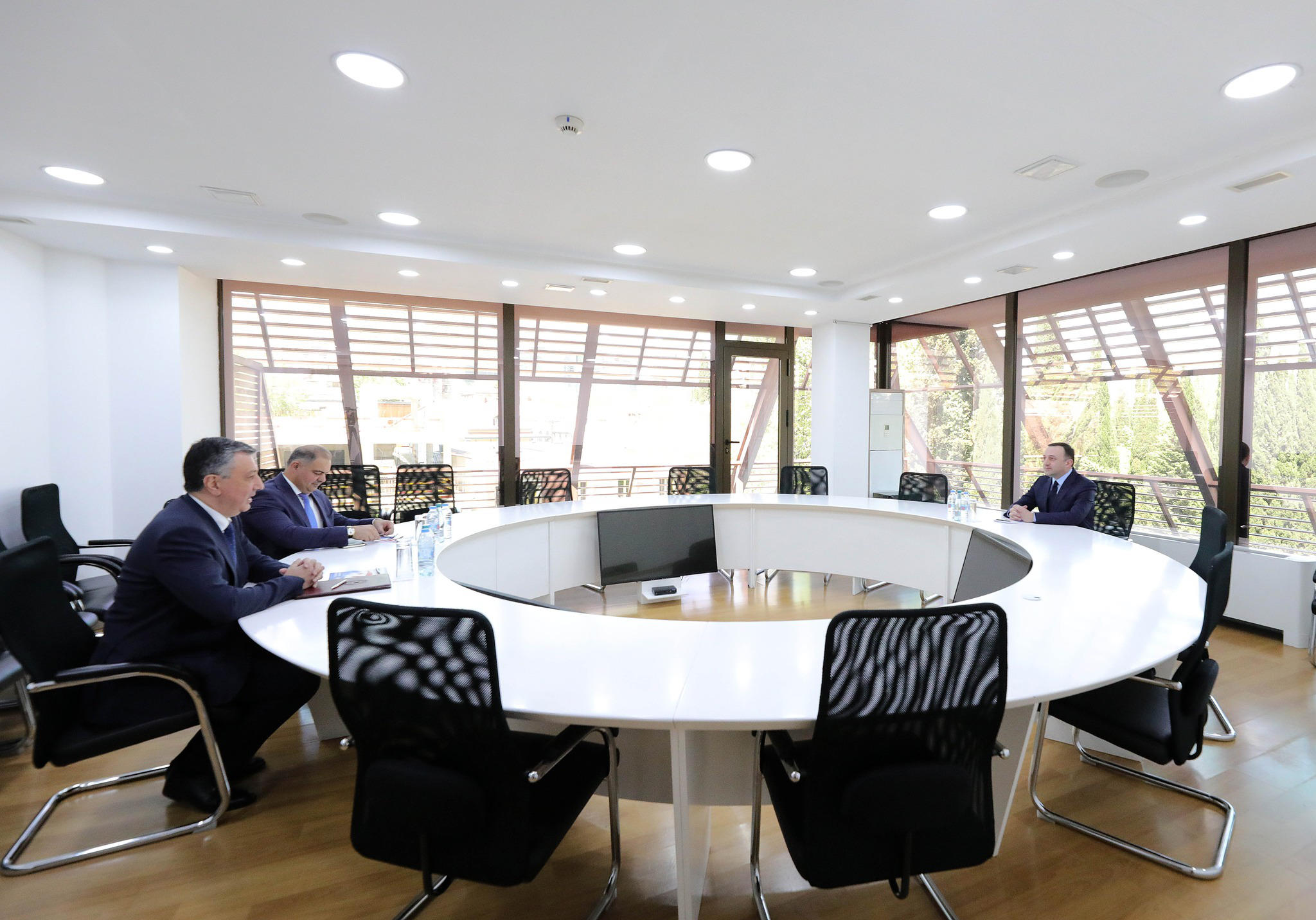 ირაკლი ღარიბაშვილი საქართველოში აზერბაიჯანის საგანგებო და სრულუფლებიან ელჩს შეხვდა