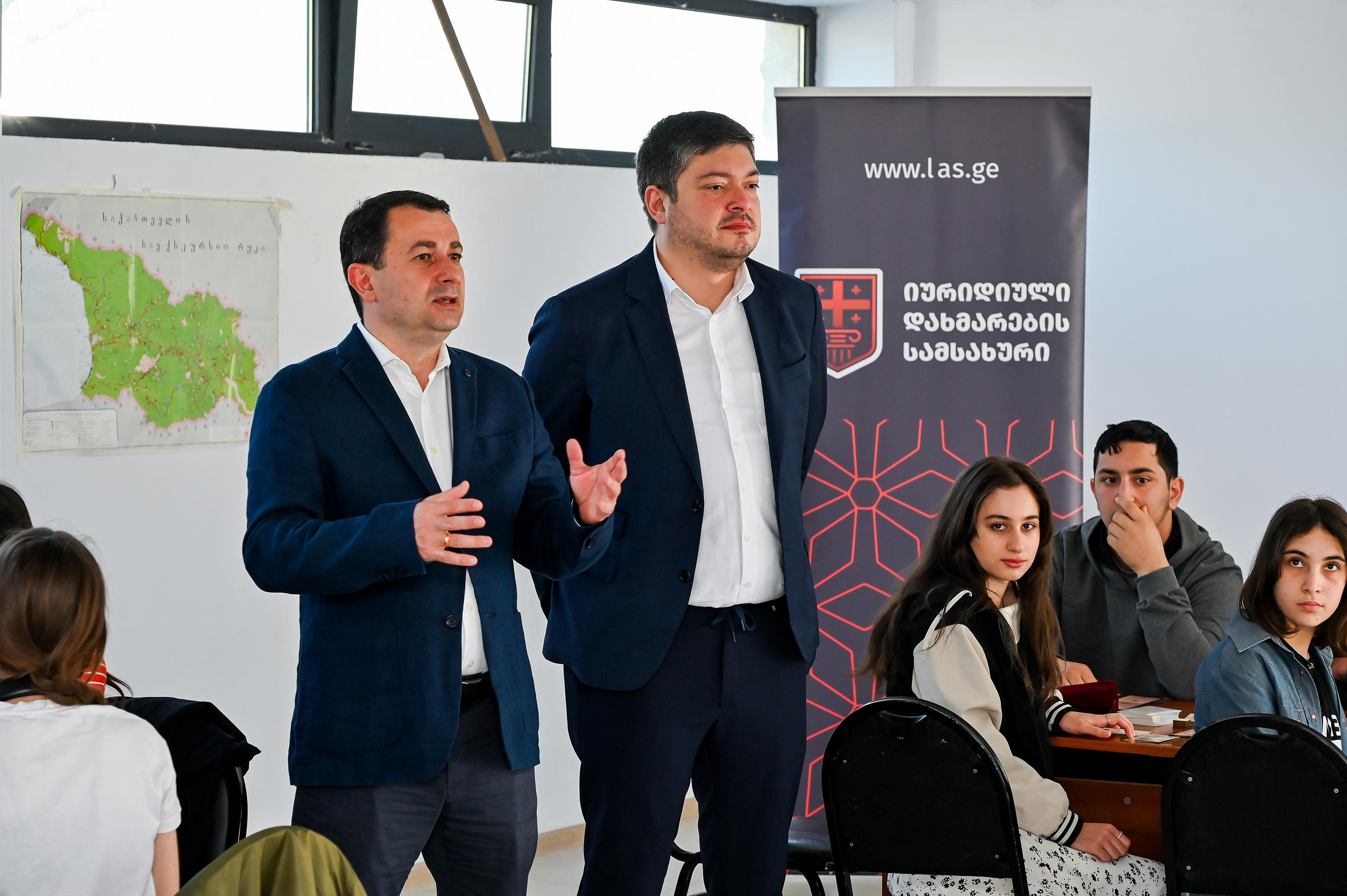 იურიდიული დახმარების სამსახურის დირექტორი დავით სიმონია და აბაშის მუნიციპალიტეტის მერი გიგა გაბელაია სოფელ პირველი მაისის, ტყვირის, ქოლობნის და მარნის საჯარო სკოლის მოსწავლეებს შეხვდნენ