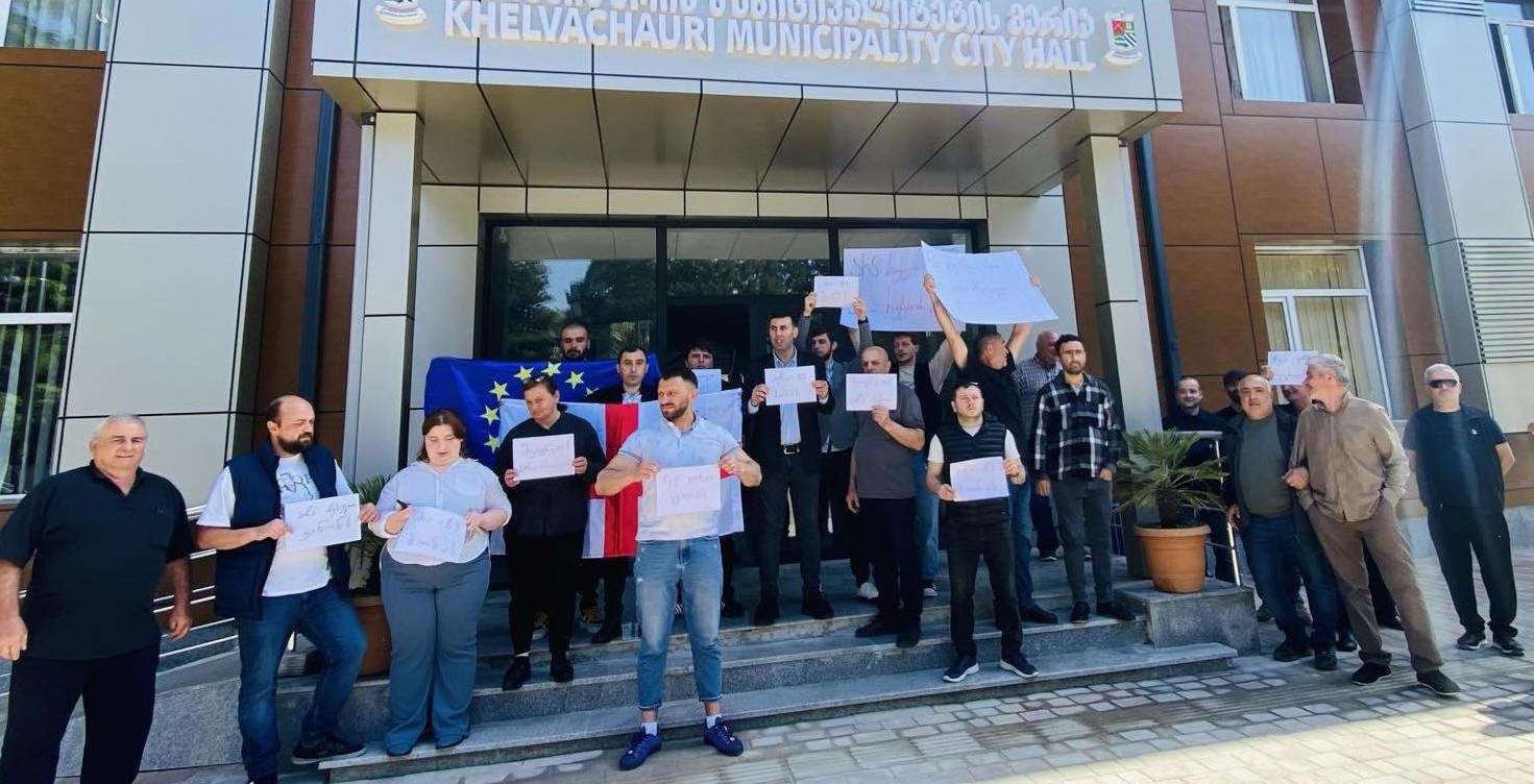 „არა რუსულ კანონს“, „არა 83 მონას“ - ამ შეძახილებით ხელვაჩაურის მერიის შენობასთან „ნაციონალური მოძრაობის“ წევრები საპროტესტო აქციას მართავენ