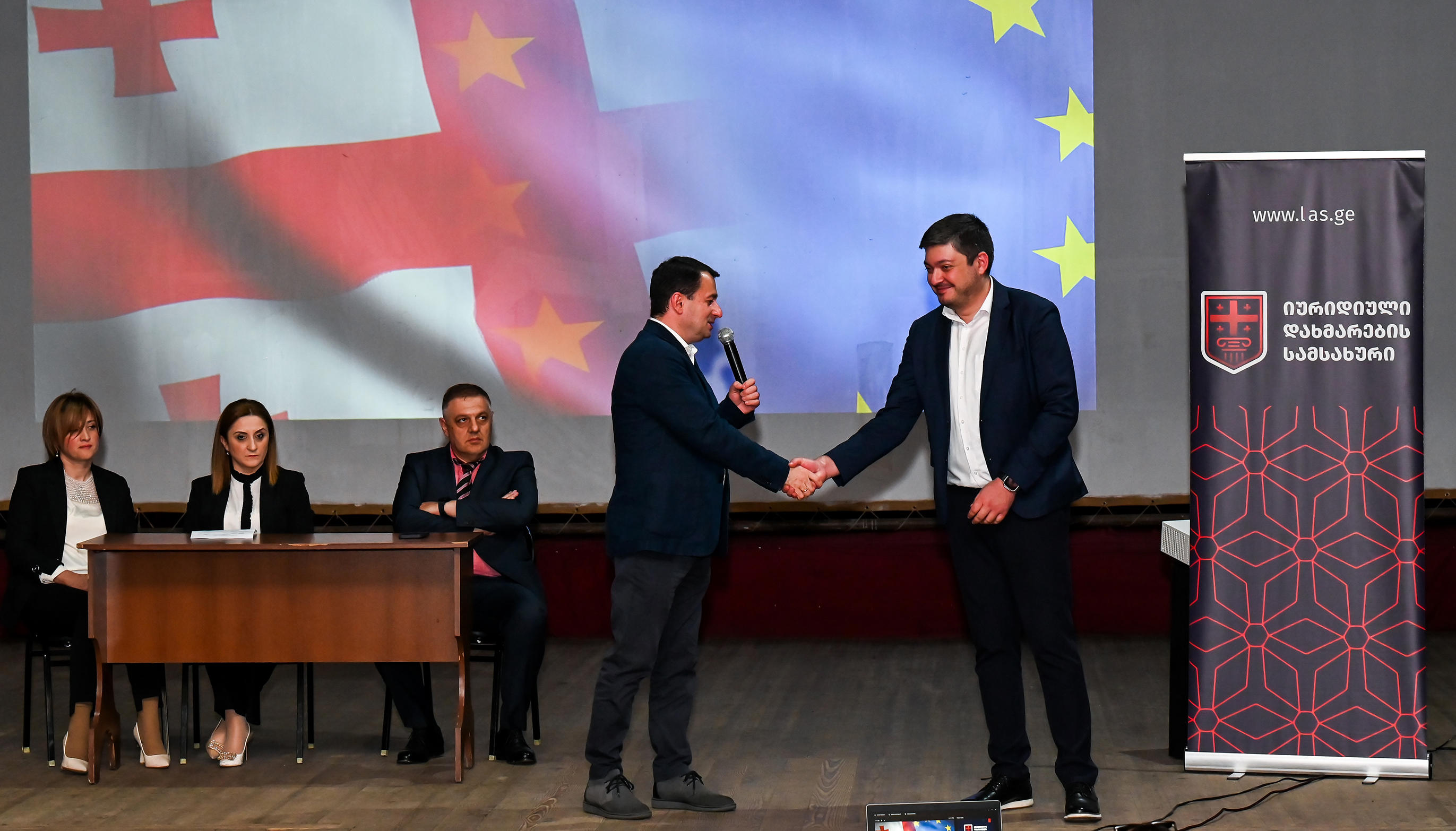 იურიდიული დახმარების სამსახურის დირექტორი, დავით სიმონია და აბაშის მუნიციპალიტეტის მერი, გიგია გაბელაია აბაშის მოსახლეობას შეხვდნენ