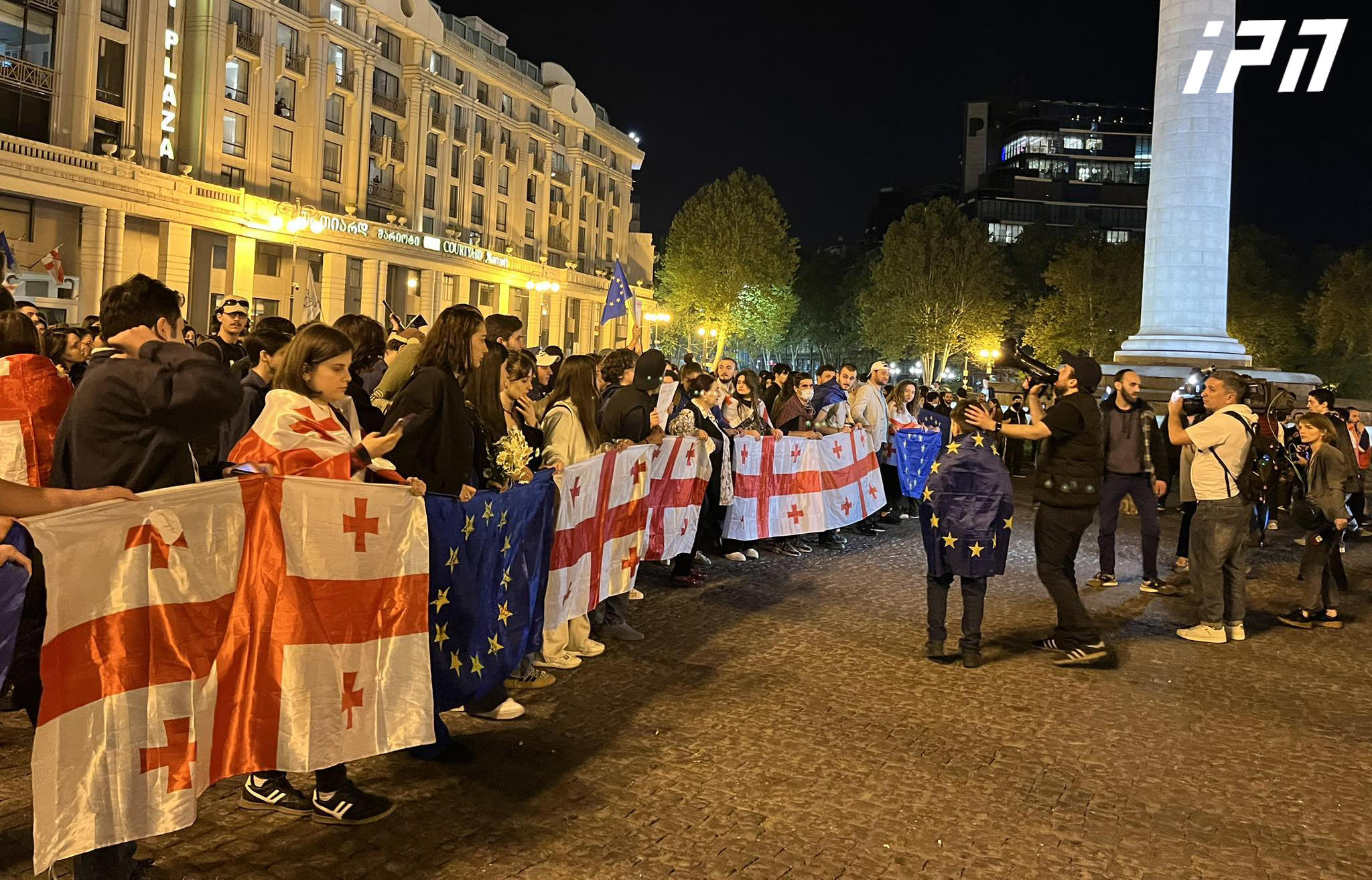 აქციის მონაწილეები მსვლელობას მართავენ - ისინი სკანდირებენ: “საქართველო!”, “არა რუსულ კანონს!”