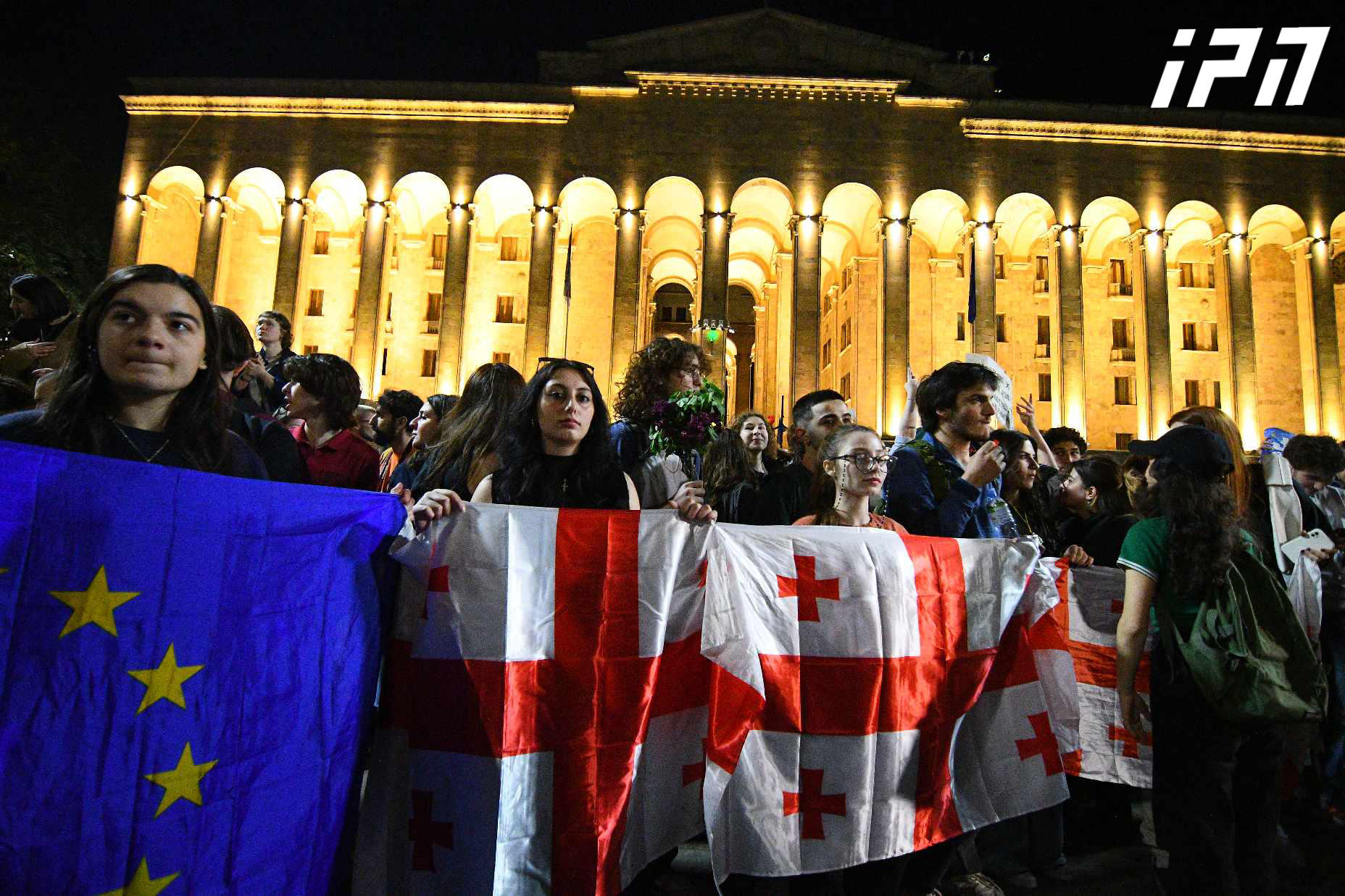 პარლამენტთან “უცხოური გავლენის გამჭვირვალობის შესახებ” კანონპროექტის წინააღმდეგ საპროტესტო აქცია მიმდინარეობს