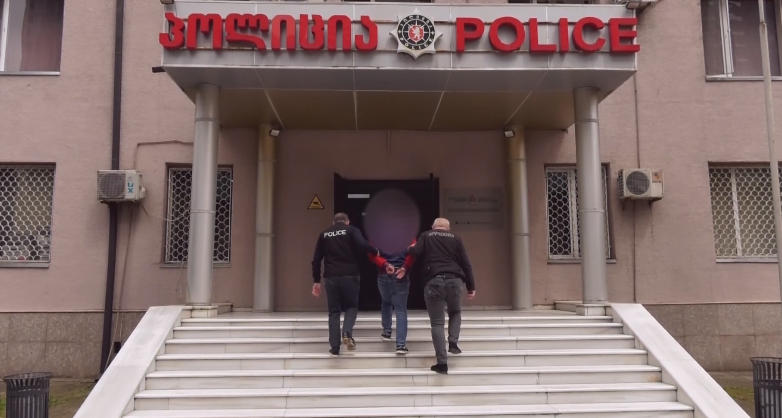 შსს-ს ინფორმაციით, ბათუმში 2 პირი დააკავეს, რომლებმაც კაფე-ბარის სტუმარ უცხო ქვეყნის მოქალაქეებს შეკვეთისთვის შეუსაბამოდ დიდი თანხა - 267 000 თურქული ლირა და 5 700 ლარი გამოსძალეს