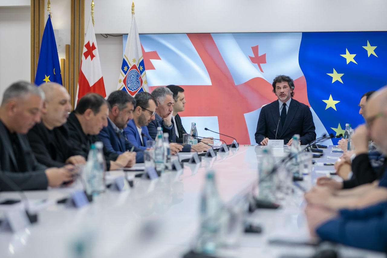 თბილისის მერია მოსწავლეთა შეუფერხებლად გადაადგილების მიზნით, სასკოლო ავტობუსების გარკვეულ მარშრუტებს დასამტკიცებლად საკრებულოს გადაუგზავნის