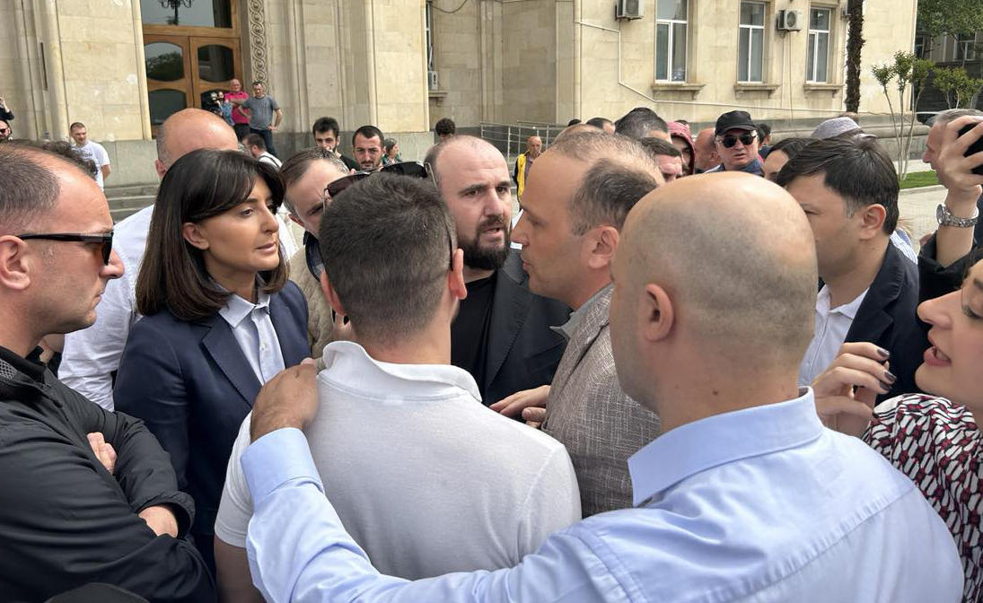 რუსთავის მერიისა და საკრებულოს შენობის წინ ხმაური იყო - „ქართული ოცნების“ წევრები, მათ შორის, რუსთავის მერი და პარტია „გახარია საქართველოსთვის“ წევრები ერთმანეთს სიტყვიერად დაუპირისპირდნენ