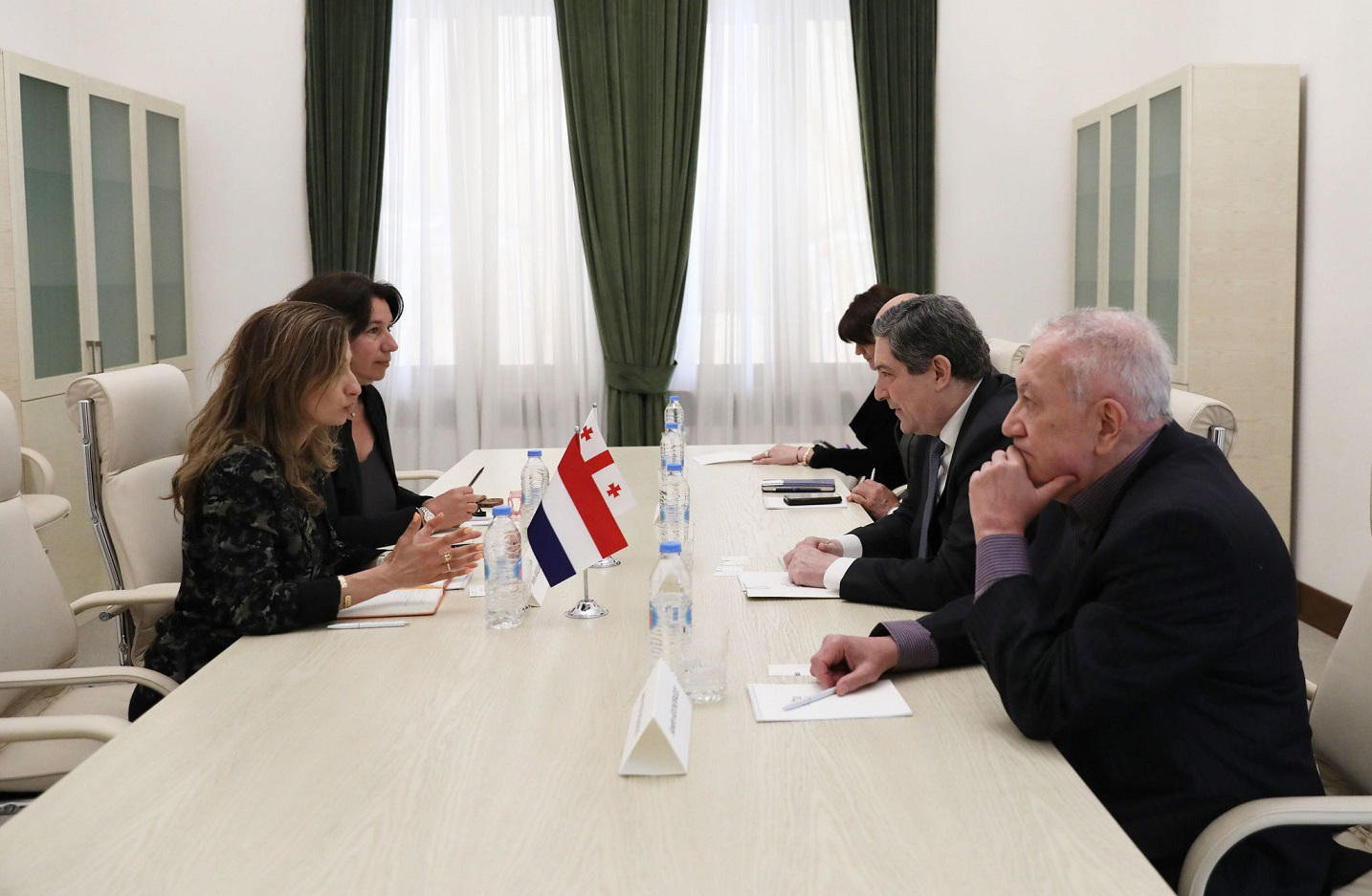 გელა სამხარაული ნიდერლანდების სამეფოს საგანგებო და სრულუფლებიან ელჩს შეხვდა