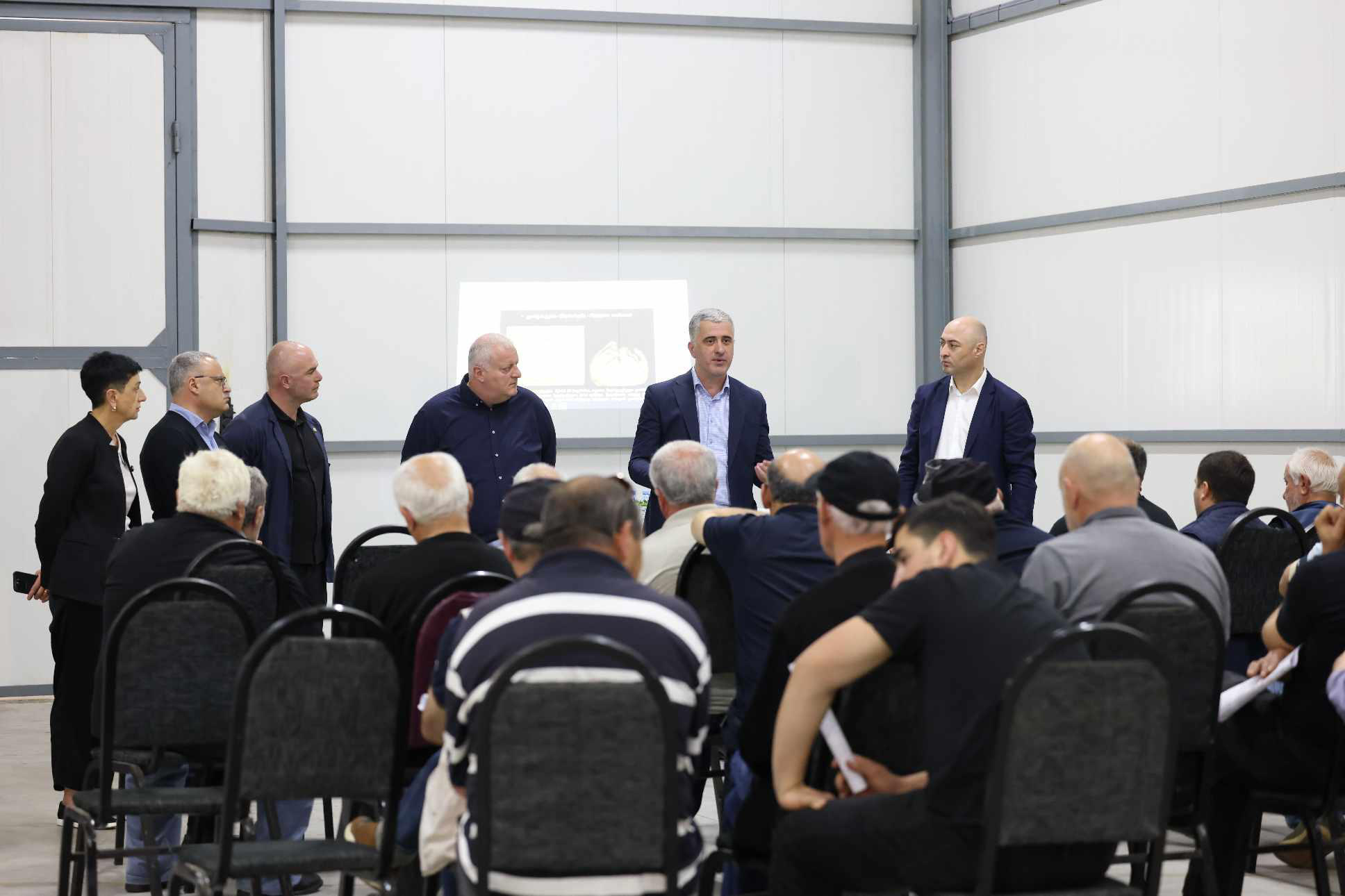 ოთარ შამუგია ზუგდიდის მუნიციპალიტეტის სოფელ კახათში მიზნობრივი ტრენინგის მონაწილე მეთხილე ფერმერებს შეხვდა