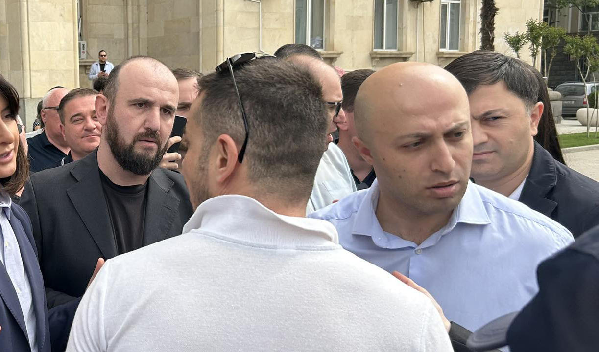 ბერდია სიჭინავა - გილოცავთ! „ქართულმა ოცნებამ“ რუსთავის საკრებულო რუსთაველებს წაართვა და „ნაციონალურ მოძრაობას“ ჩააბარა - ეს არის ღია თანამშრომლობა!