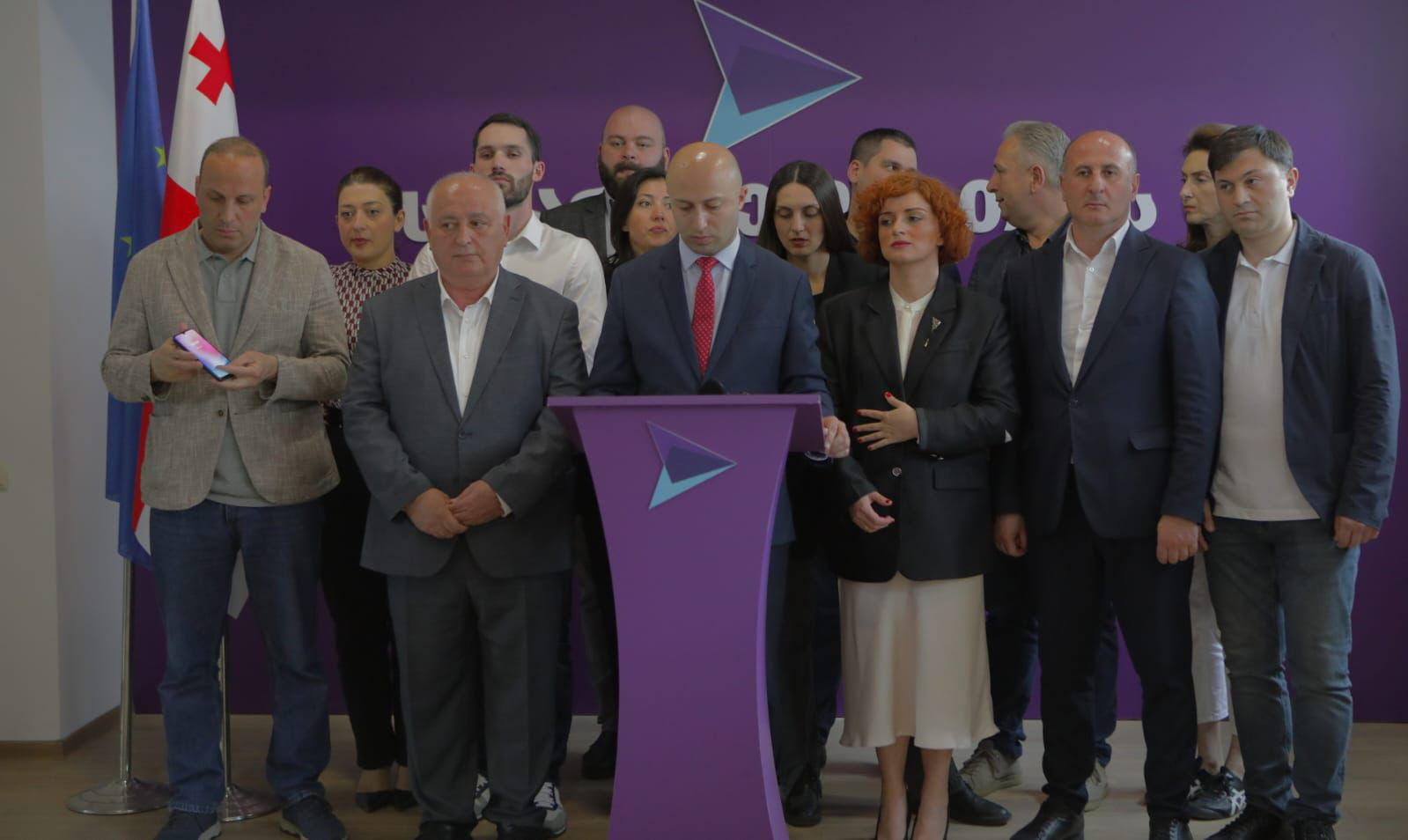 ბერდია სიჭინავა - რუსთავი გახდა მაფიოზური და კლანური მმართველობის ქალაქი, სადაც „ოცნებას“ და „ნაცმოძრაობას“ საერთო კორუფციული ინტერესები აქვთ - მათ ზუგდიდის საკრებულოს აღებაც რეიდით სურთ