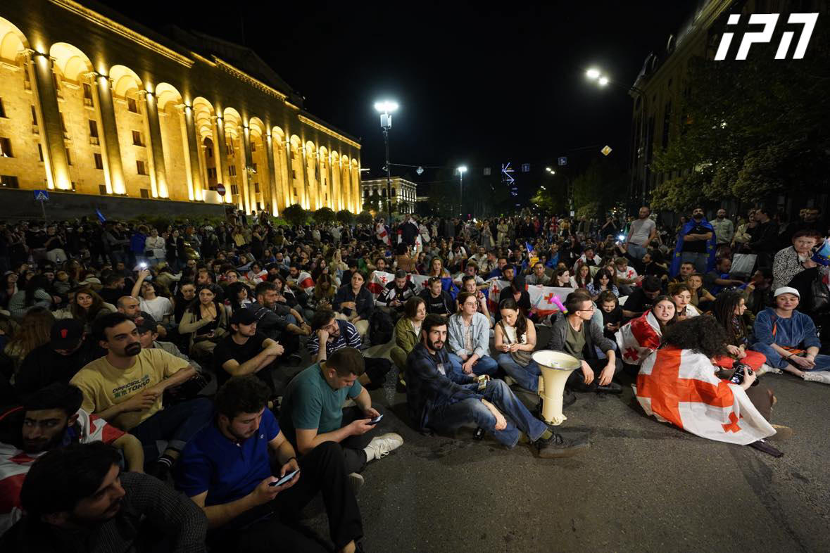 აქციის მონაწილეები პარლამენტთან დაბრუნდნენ - რუსთაველის გამზირი კვლავ გადაკეტილია