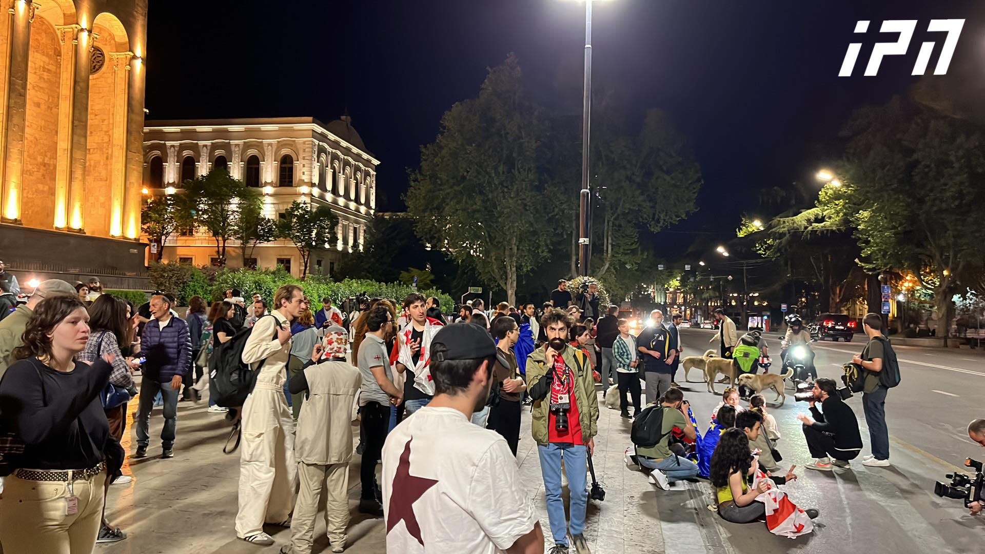 ახალგაზრდები, რომლებიც “უცხოური გავლენის გამჭვირვალობის შესახებ” კანონპროექტს აპროტესტებენ, მსვლელობით კვლავ პარლამენტთან დაბრუნდნენ