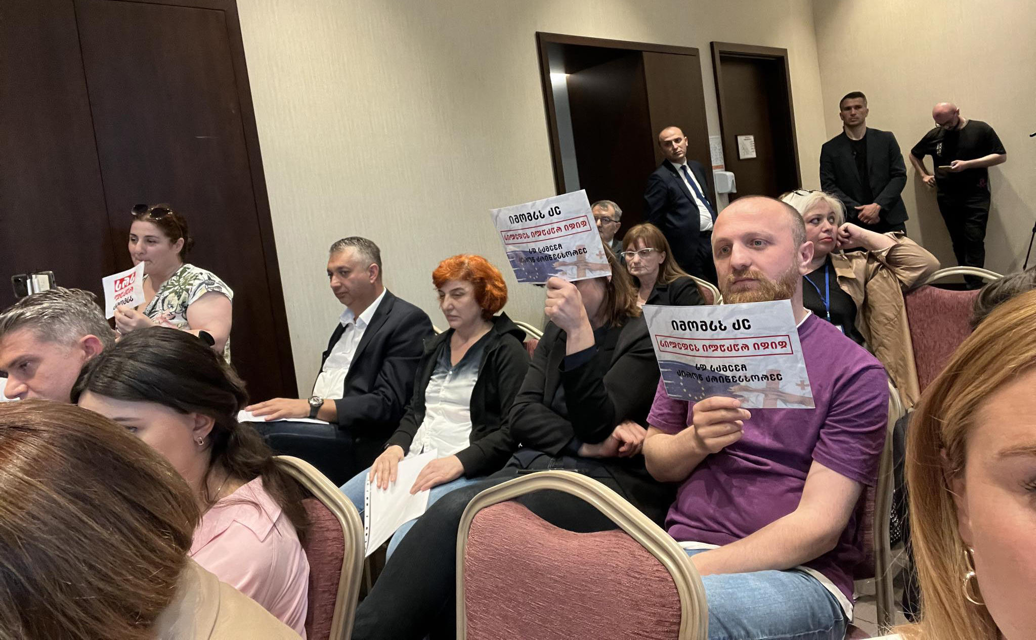 ბათუმში, სასტუმრო „ჰილტონში“, სადაც შალვა პაპუაშვილი მედიის წარმომადგენლებს ხვდება, ჟურნალისტების ნაწილი ტრანსფარანტებით მივიდა