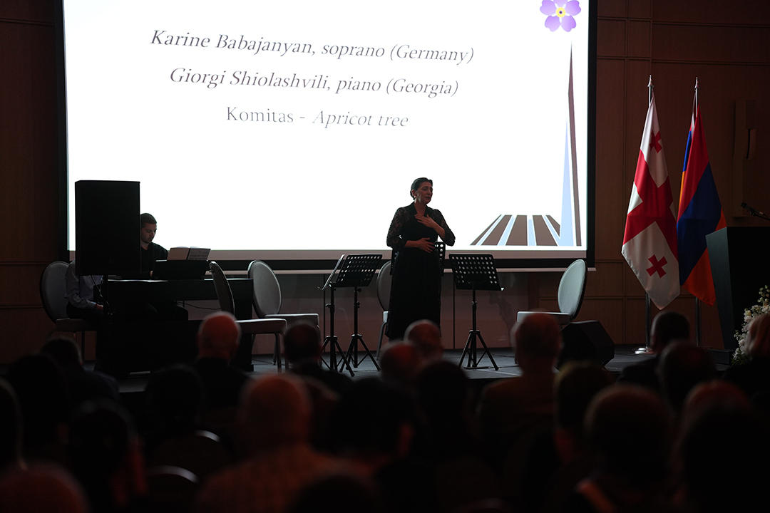 საქართველოში სომხეთის საელჩო - თბილისში სომეხთა გენოციდის 109 წლისთავისადმი მიძღვნილი ხსოვნის საღამო გაიმართა