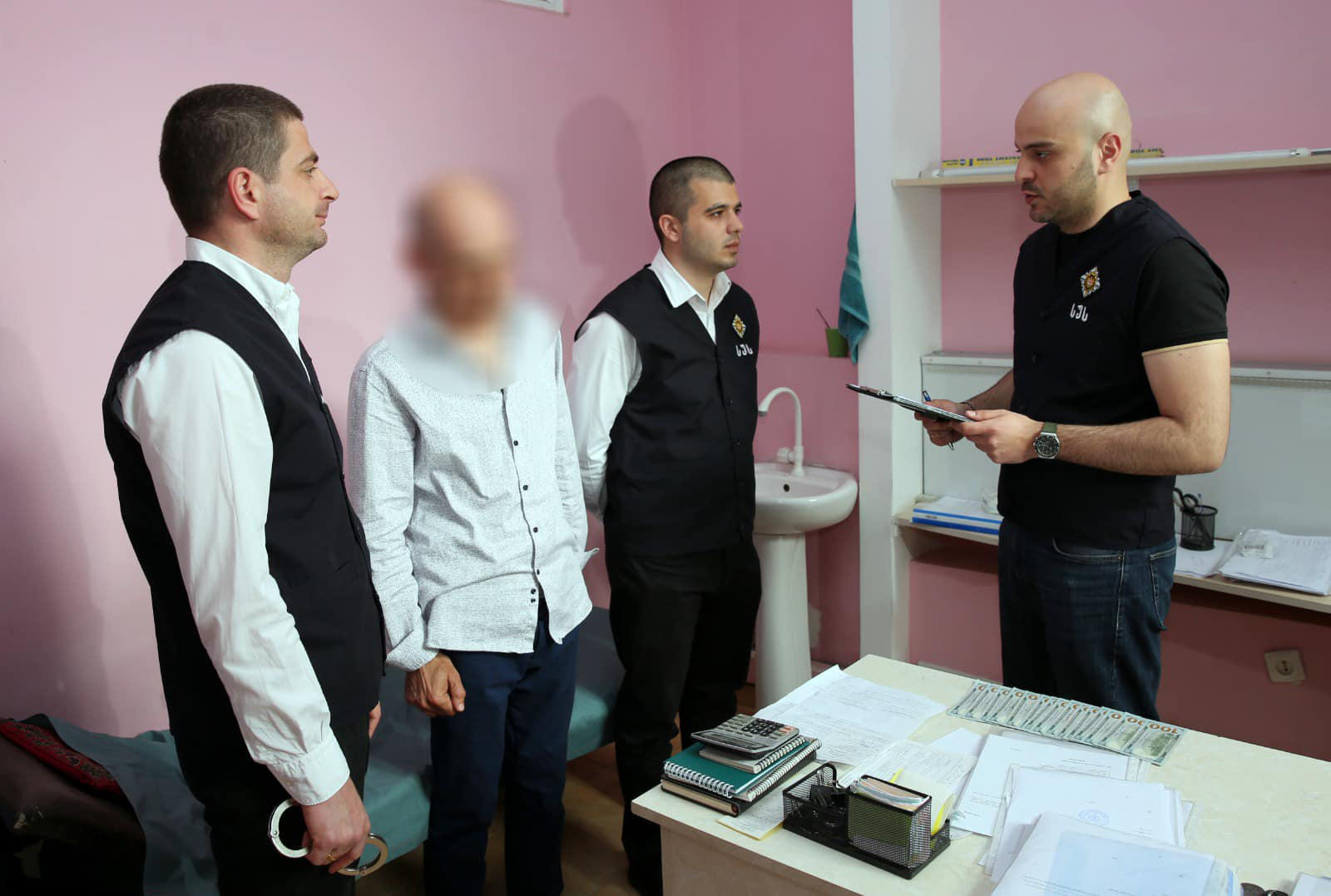 სუს-ი - რუსთავის N1 პოლიკლინიკის დირექტორმა და ამავე პოლიკლინიკის ექიმმა ეგვიპტის მოქალაქეს 2000 დოლარის სანაცვლოდ ჯანმრთელობის მდგომარეობის შესახებ ყალბი ცნობა დაუმზადეს - დაკავებულია ერთი პირი