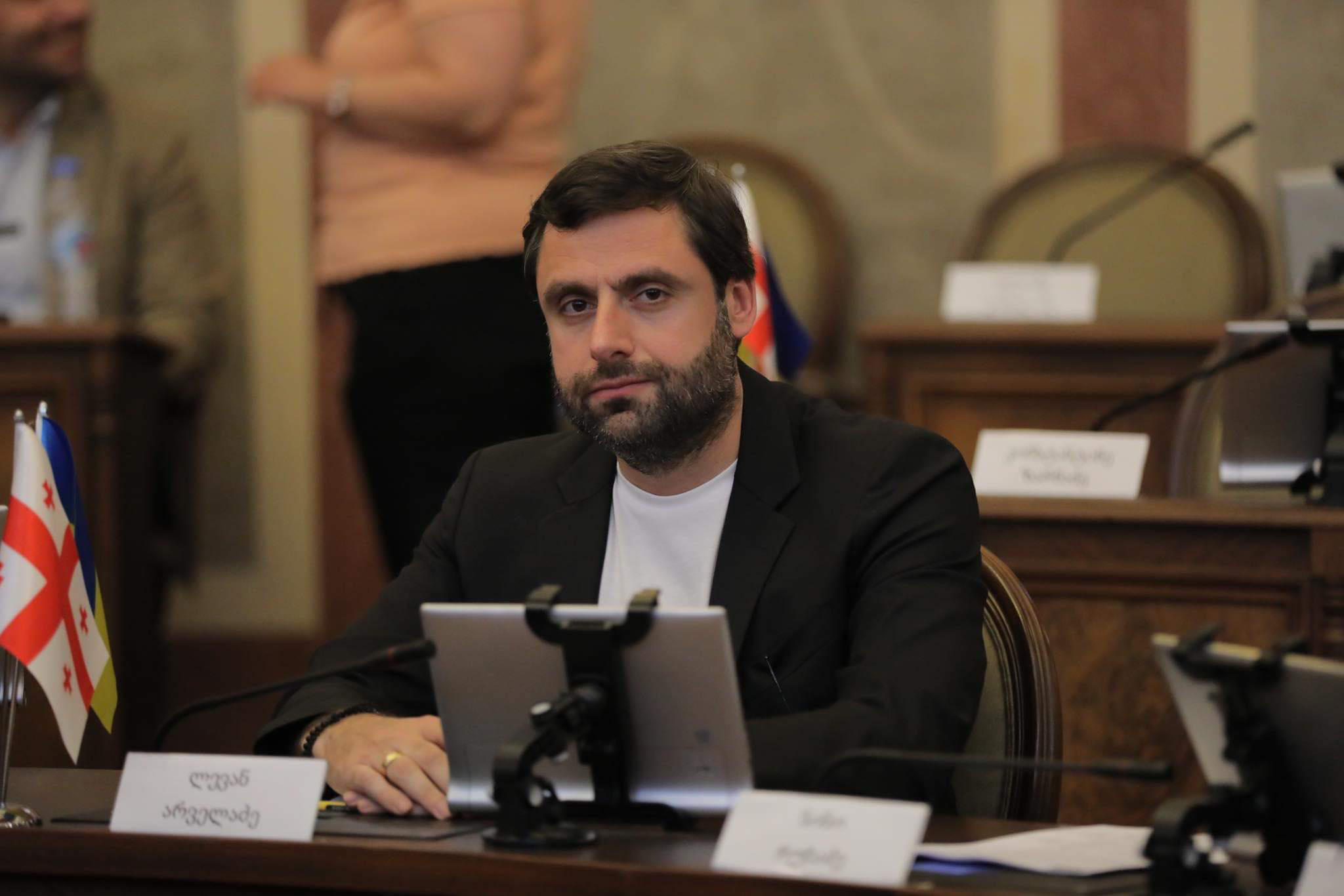 ლევან არველაძე ოპოზიციას - თქვენ გადალახეთ ყველანაირი მორალური ზღვარი, თქვენი ბელადი იყო საბაჟოზე რუსებს რომ ხვდებოდა