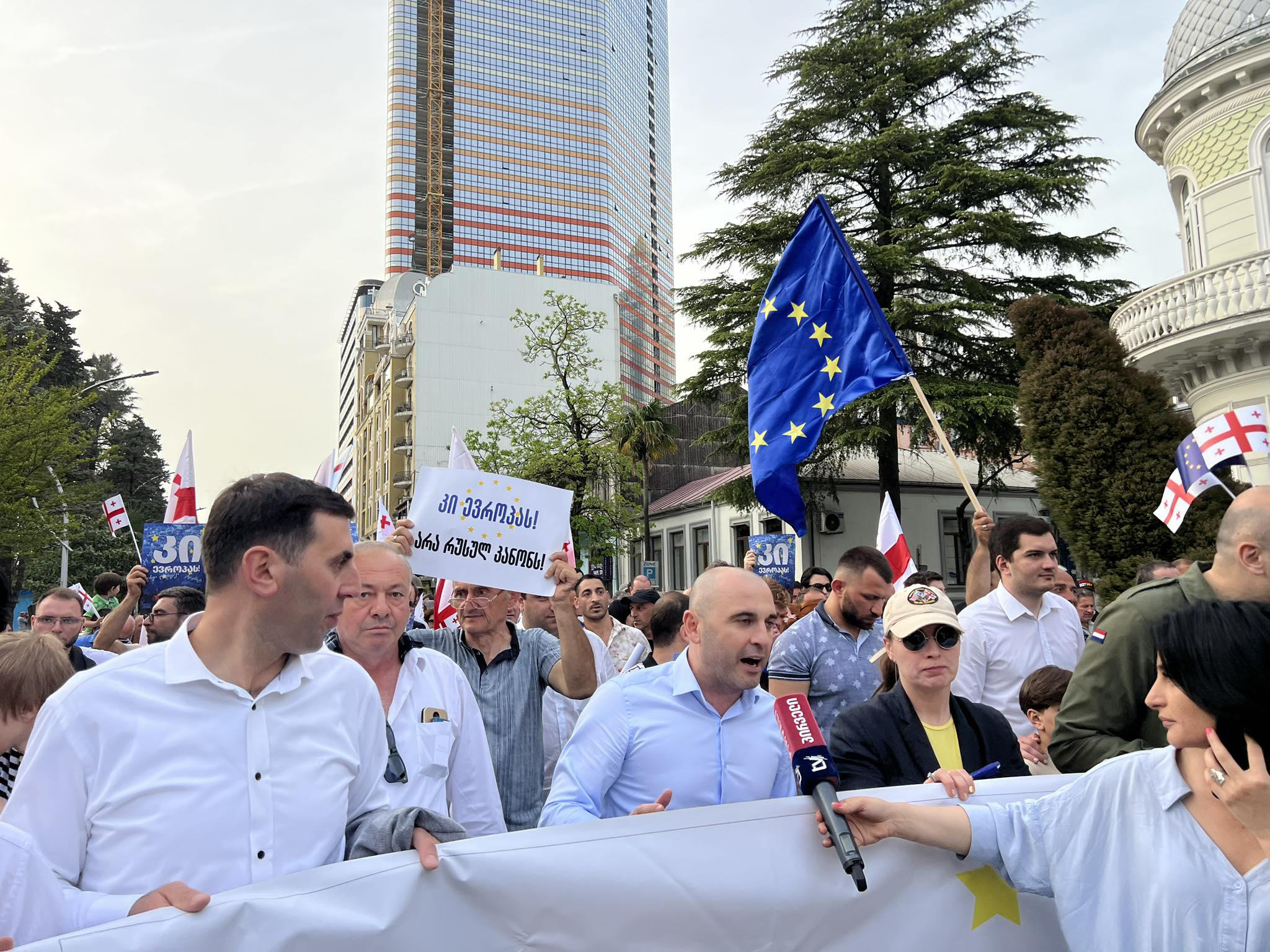 „კი ევროპას, არა რუსულ კანონს“ - ამ ლოზუნგით ბათუმში მსვლელობა მიმდინარეობს