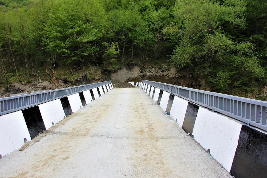 ლენტეხის მუნიციპალიტეტი - ჩოლურის თემში, მდინარეებზე ჩოლშურაზე და მუხრაზე ორი სრულიად ახალი სახიდე გადასასვლელის მშენებლობა დასრულდა