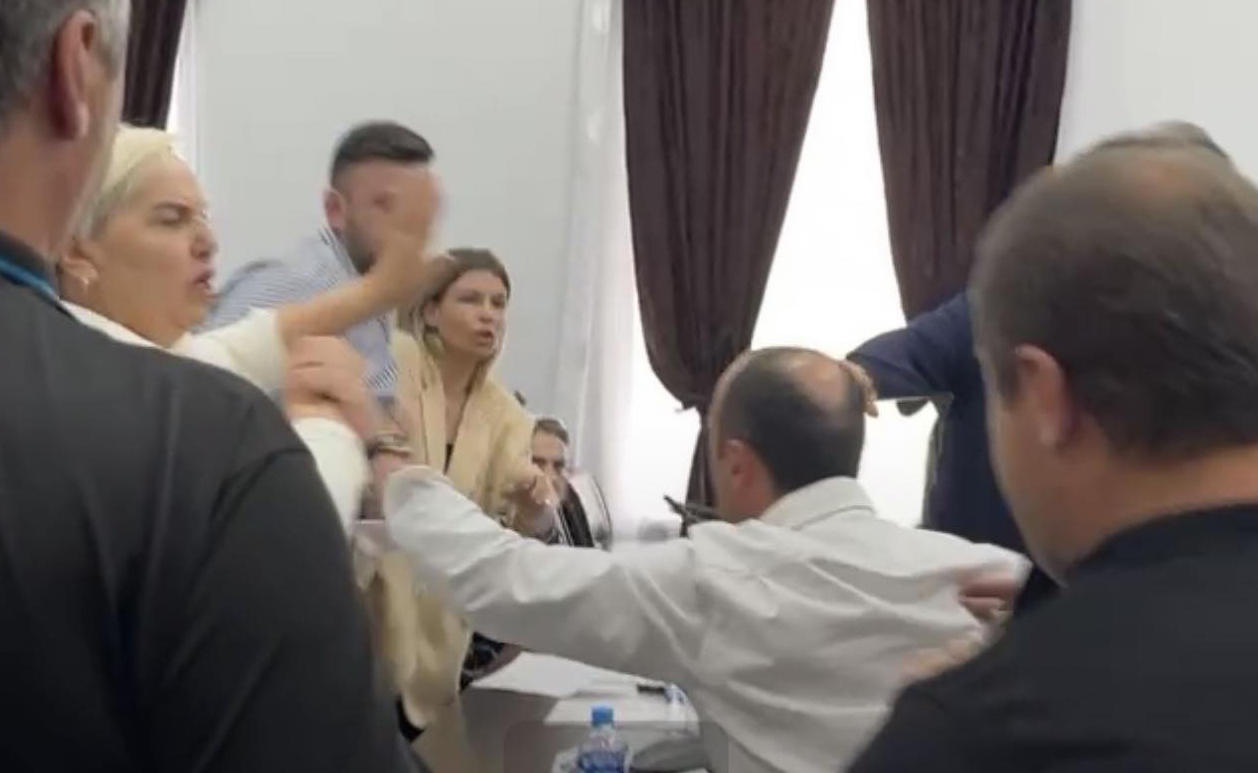 ქობულეთის საკრებულოს სხდომაზე, „ნაციონალური მოძრაობის“ მიერ „უცხოური გავლენის გამჭვირვალობის“ შესახებ პროექტის საპროტესტო ბანერის მიტანის გამო, დეპუტატები ერთმანეთს ფიზიკურად დაუპირისპირდნენ