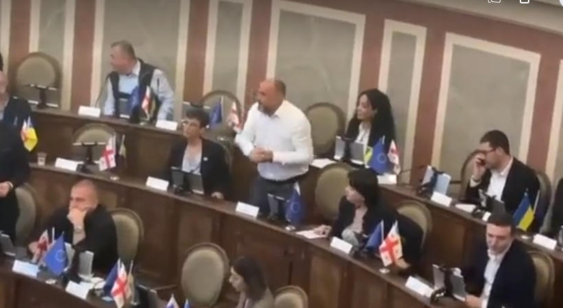 თბილისის საკრებულოს სხდომა ხმაურის ფონზე მიმდინარეობს