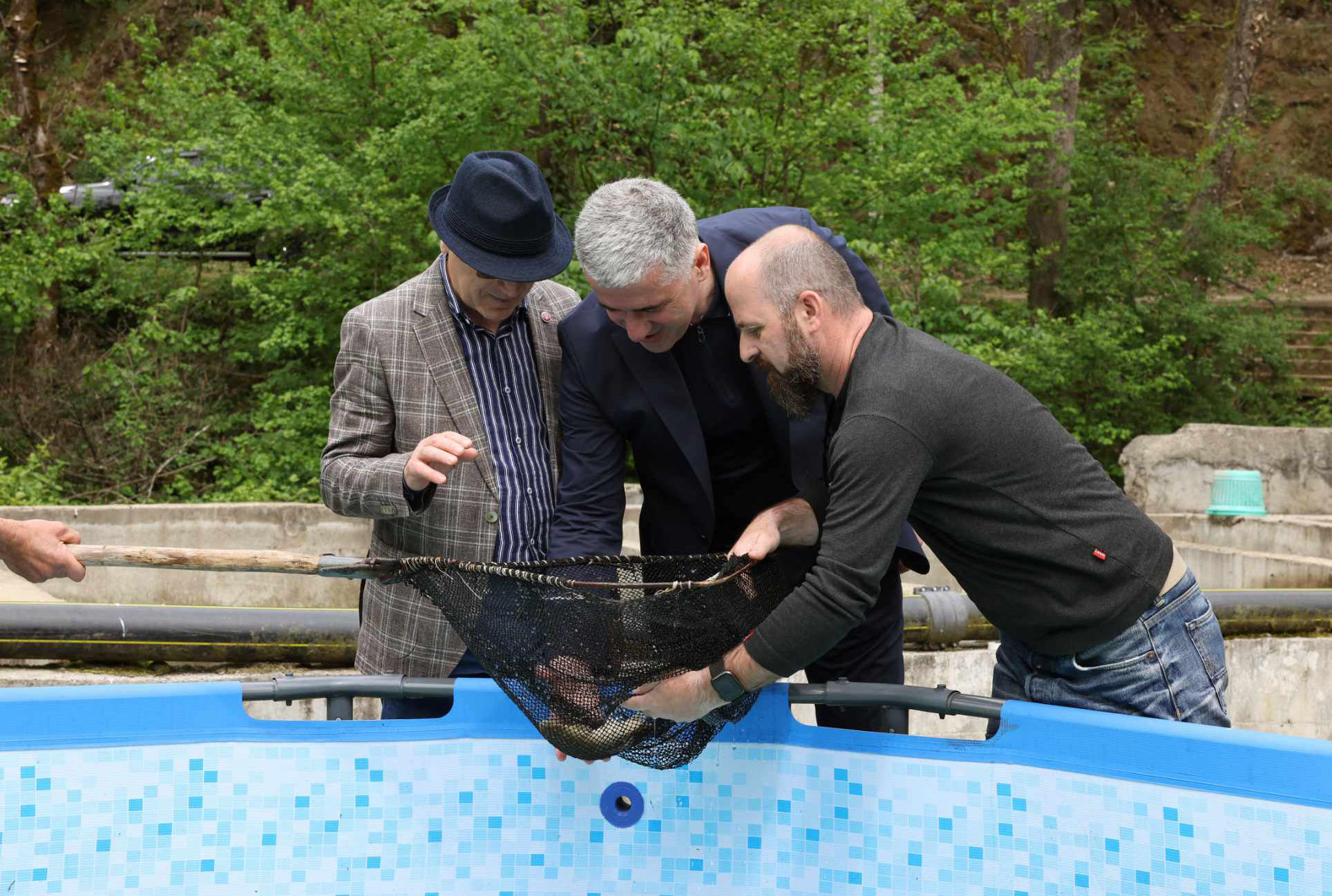 ოთარ შამუგია იმერეთში, დაბა კვერეთში ველური ბუნების სააგენტოს ნაკადულის კალმახის საშენში იმყოფებოდა