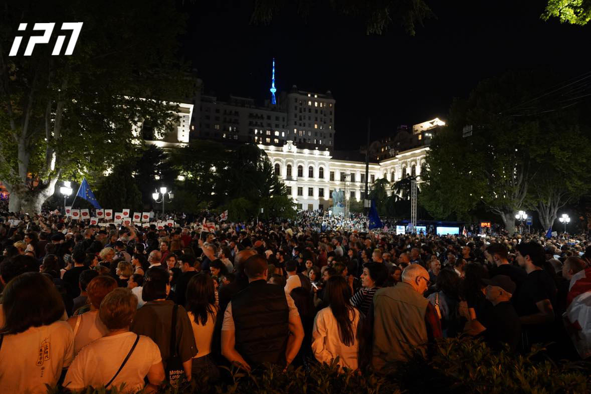 აქციის მონაწილეებმა პარლამენტს "ცოცხალი ჯაჭვი" შემოარტყეს