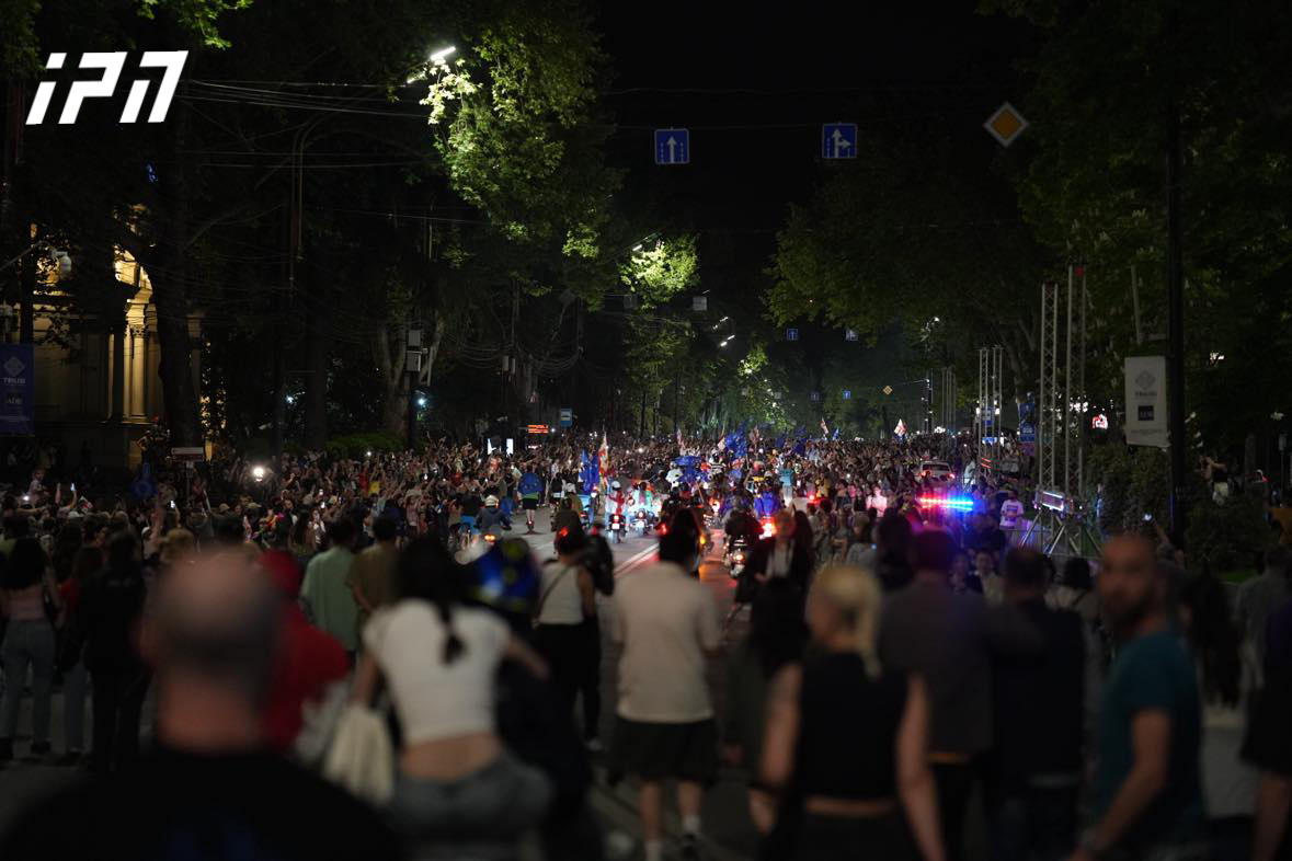 აქციის მონაწილეები პირველი რესპუბლიკის მოედნიდან პარლამენტისკენ "თავისუფლების მარშს" მართავენ