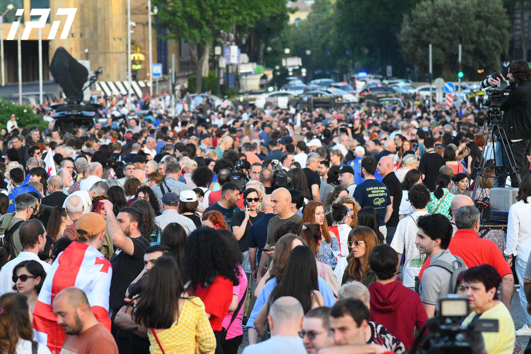 პირველი რესპუბლიკის მოედანზე „უცხოური გავლენის გამჭვირვალობის შესახებ“ კანონპროექტის მოწინააღმდეგეები იკრიბებიან