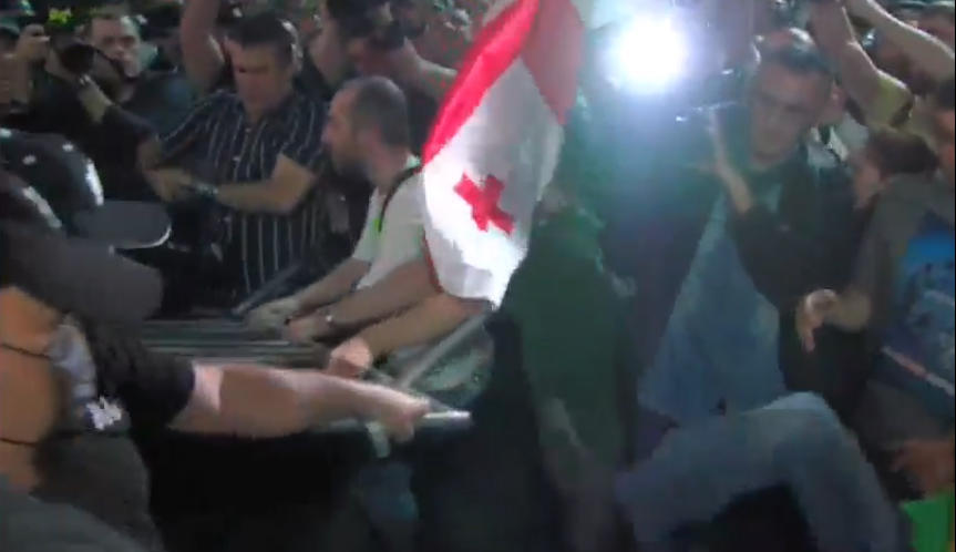 პარლამენტთან ვითარება დაიძაბა - აქციის მონაწილეებსა და სამართალდამცავებს შორის კვლავ დაპირისპირებაა