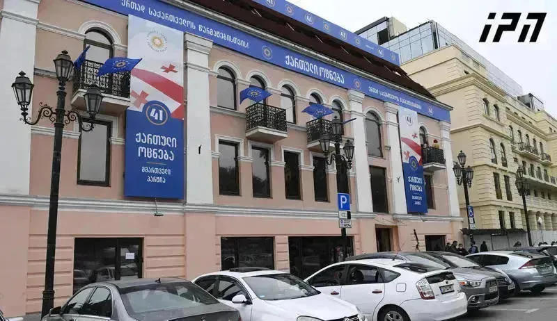 „ქართული ოცნების“ ცენტრალურ ოფისში უმრავლესობის სხდომა მიმდინარეობს