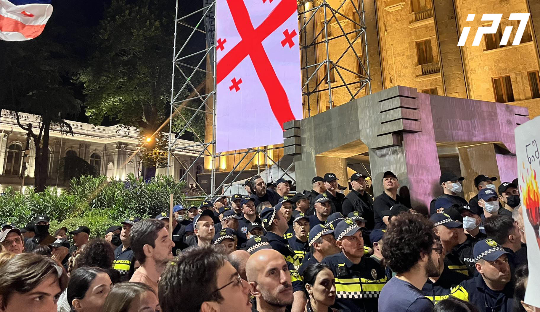 პარლამენტის ყველა შესასვლელთან უსაფრთხოების ზომები გაძლიერებულია