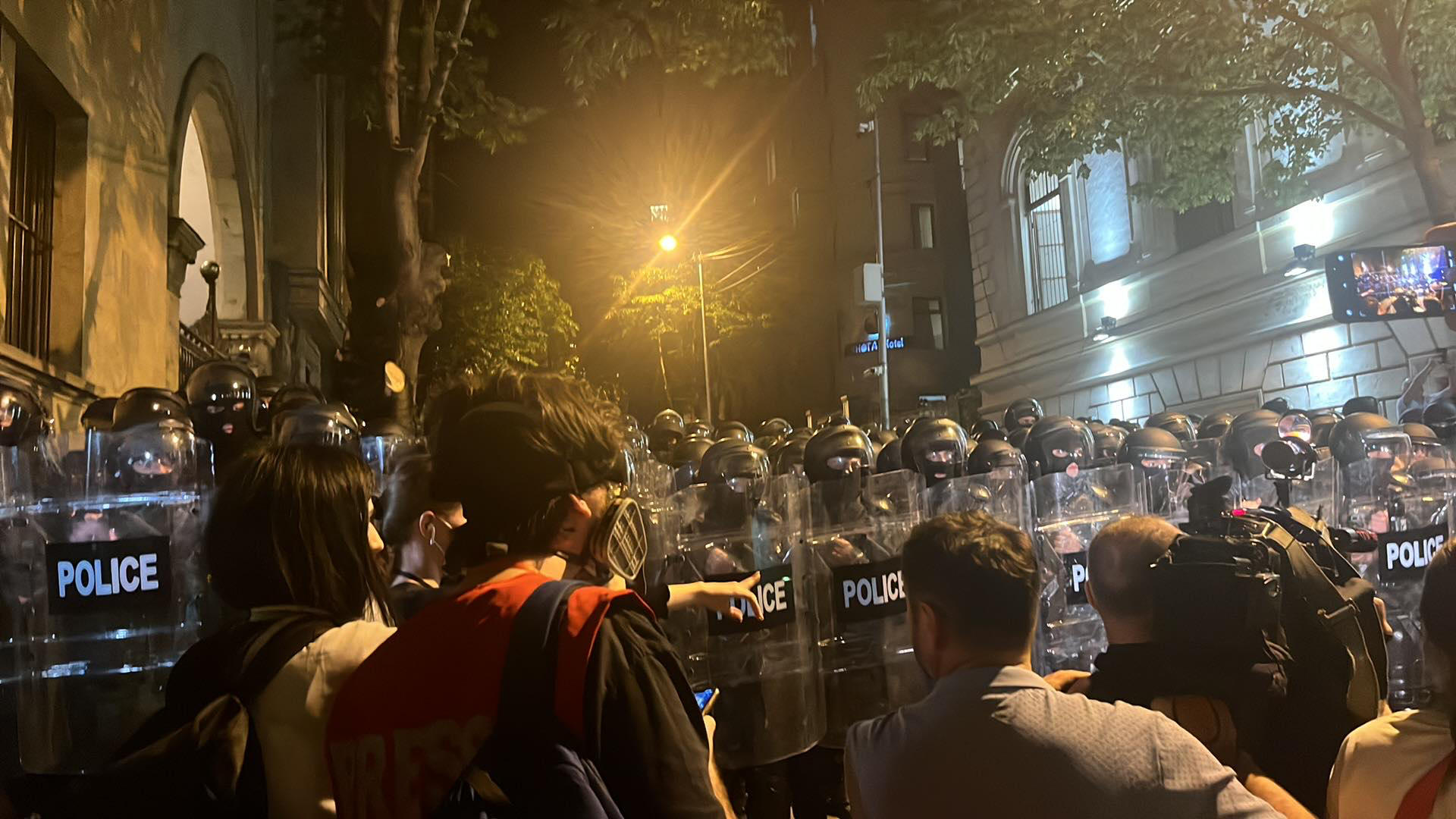 პარლამენტის შესასვლელებთან და მიმდებარედ სპეცრაზმი და წყლის ჭავლის მანქანა განლაგდა