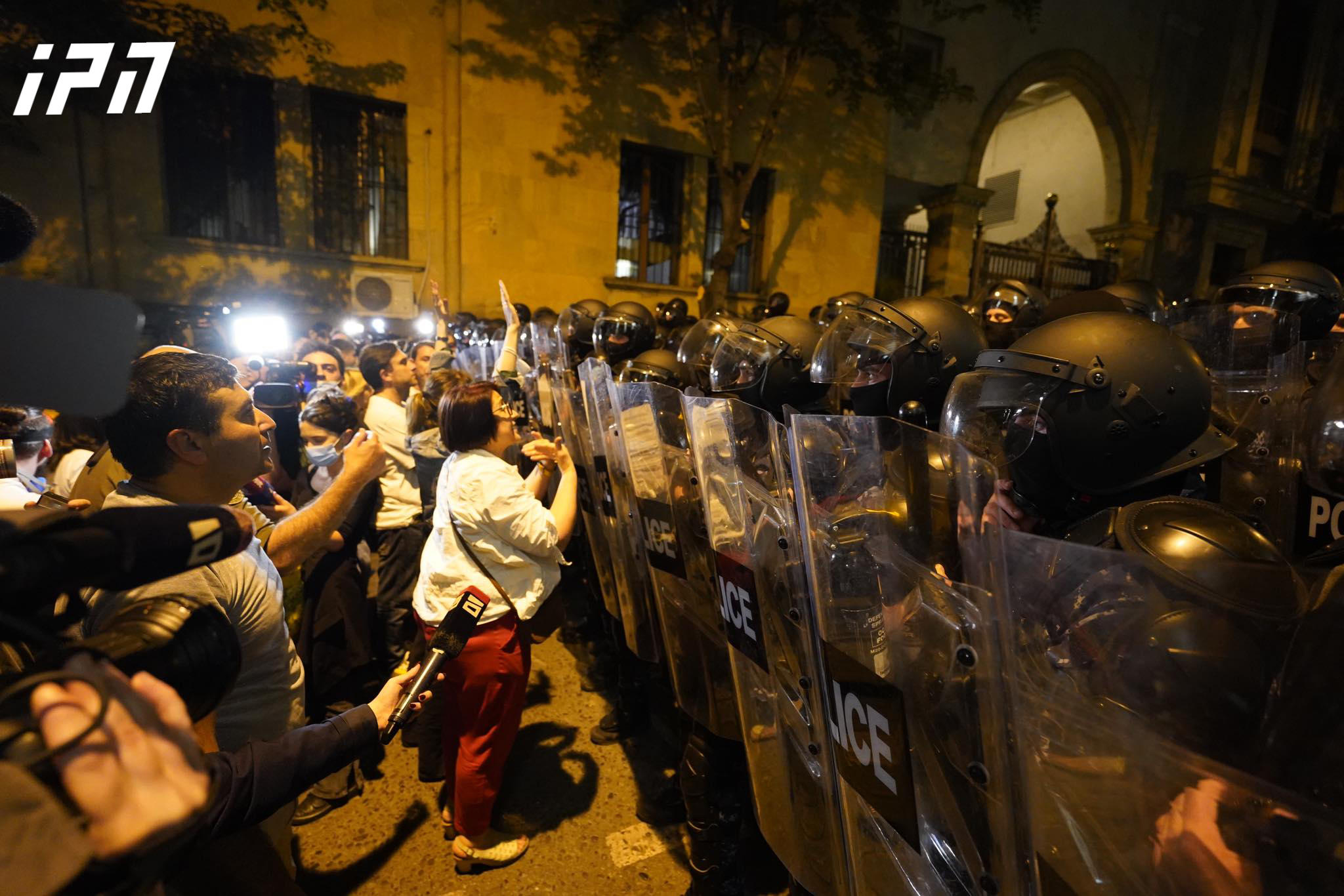 პარლამენტთან ჭიჭინაძის ქუჩაზე დაპირისპირება იყო - აქციის მონაწილეების წინააღმდეგ ე.წ. წიწაკის სპრეი გამოიყენეს